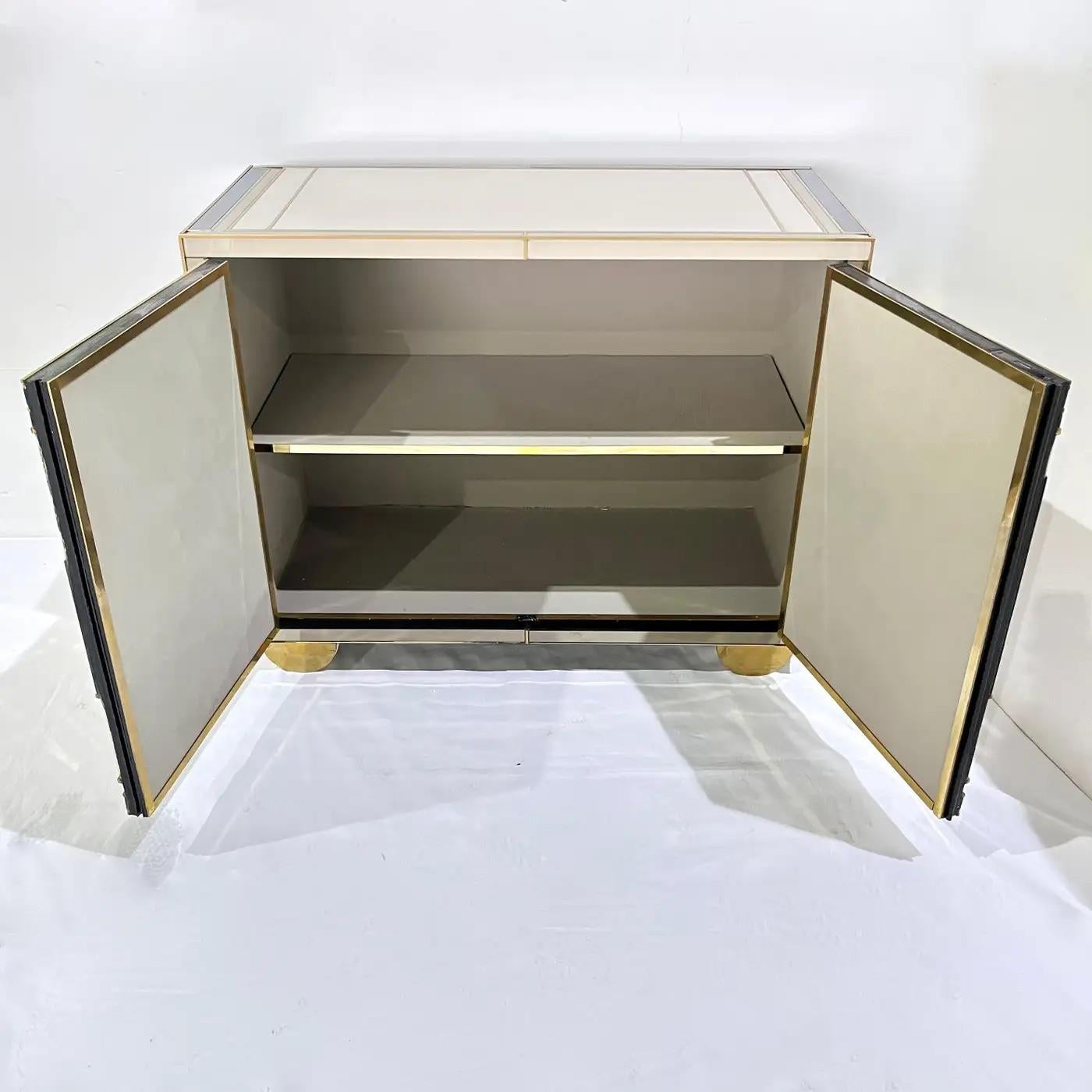 Armoires italiennes modernes sur mesure ivoire avec contour en laiton bleu or de New York en vente 2
