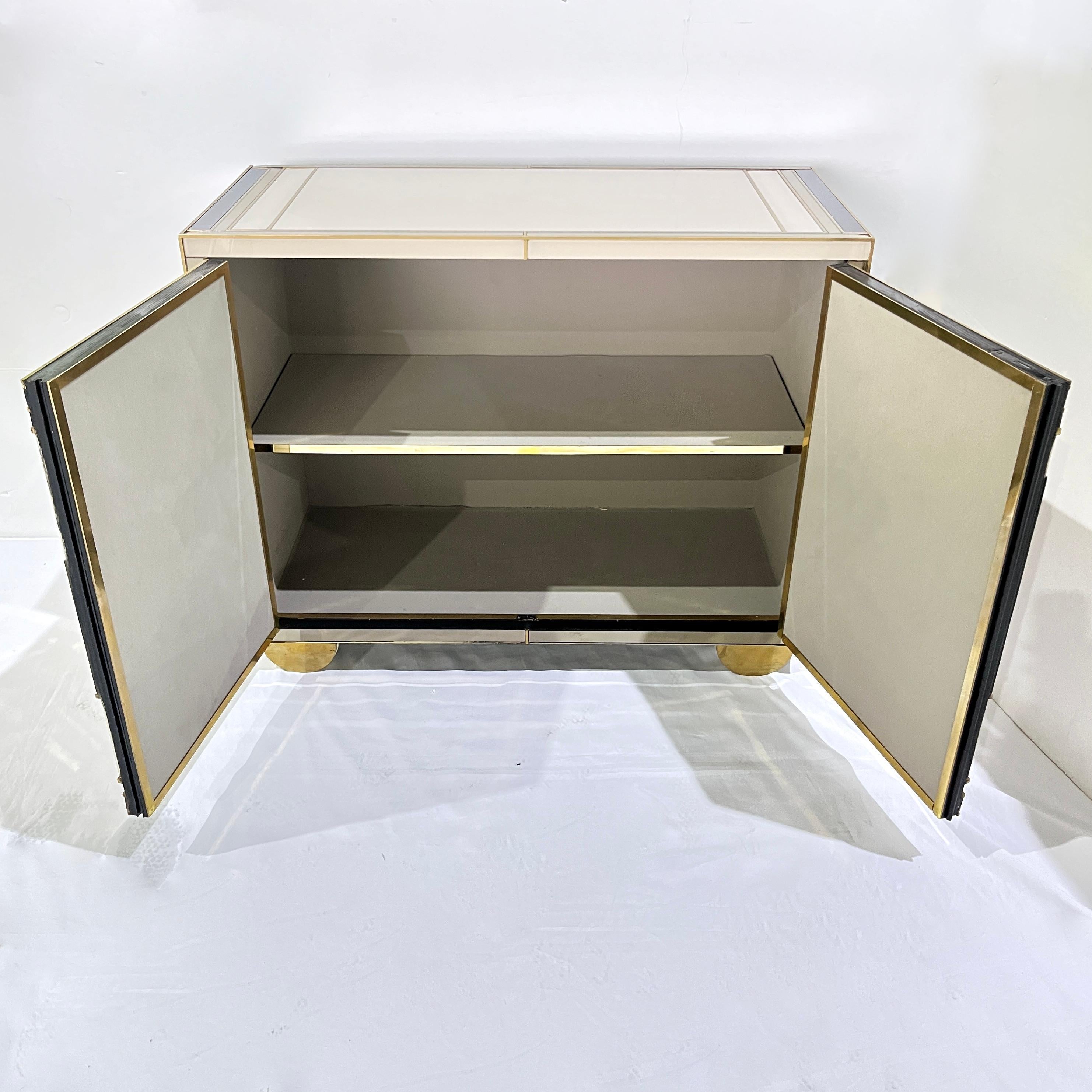 Italian Bespoke Modern Elfenbein Schränke mit Blau-Gold-Messing New York City Outline im Angebot 2