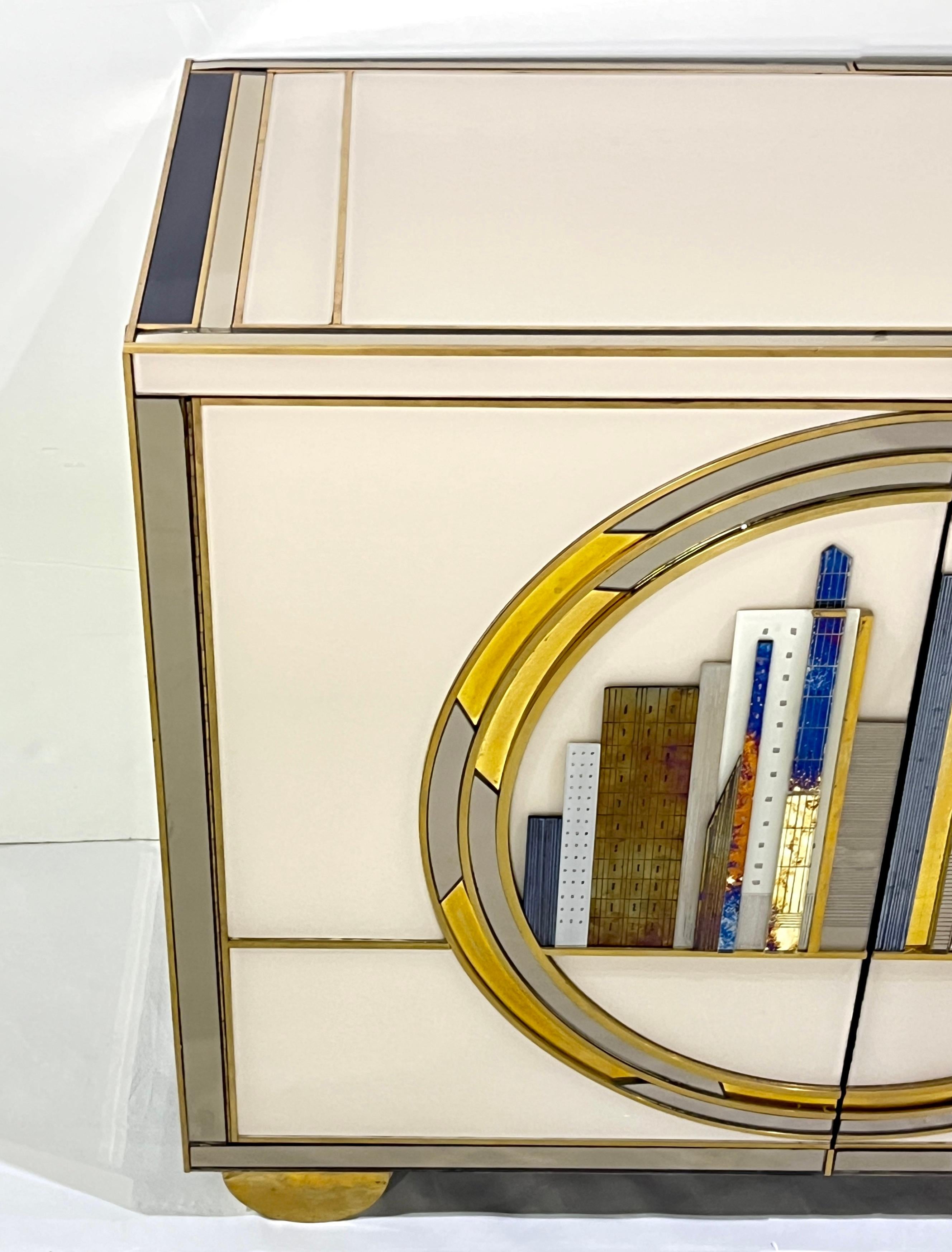 Italian Bespoke Modern Elfenbein Schränke mit Blau-Gold-Messing New York City Outline im Angebot 3