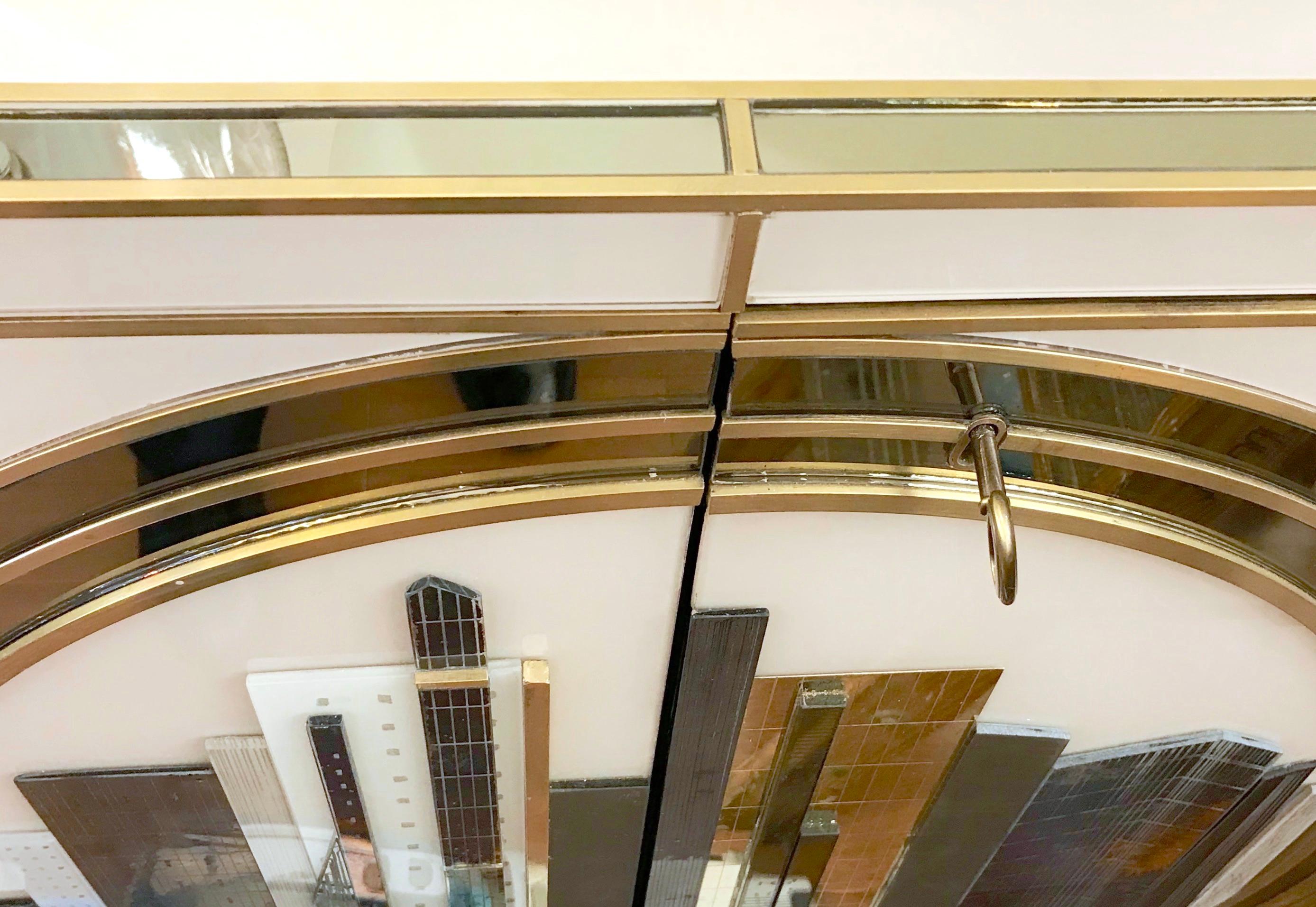 Italienische moderne Elfenbeinschränke nach Maß mit blauem, goldenem und weißem Umriss der Stadt New York (Messing) im Angebot