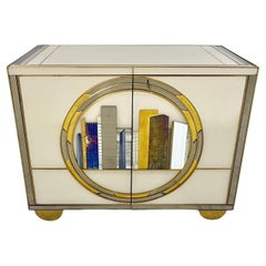 Moderne italienische maßgeschneiderte elfenbeinfarbene Schränke mit grauem Gold-Weiß-Outline in New York City