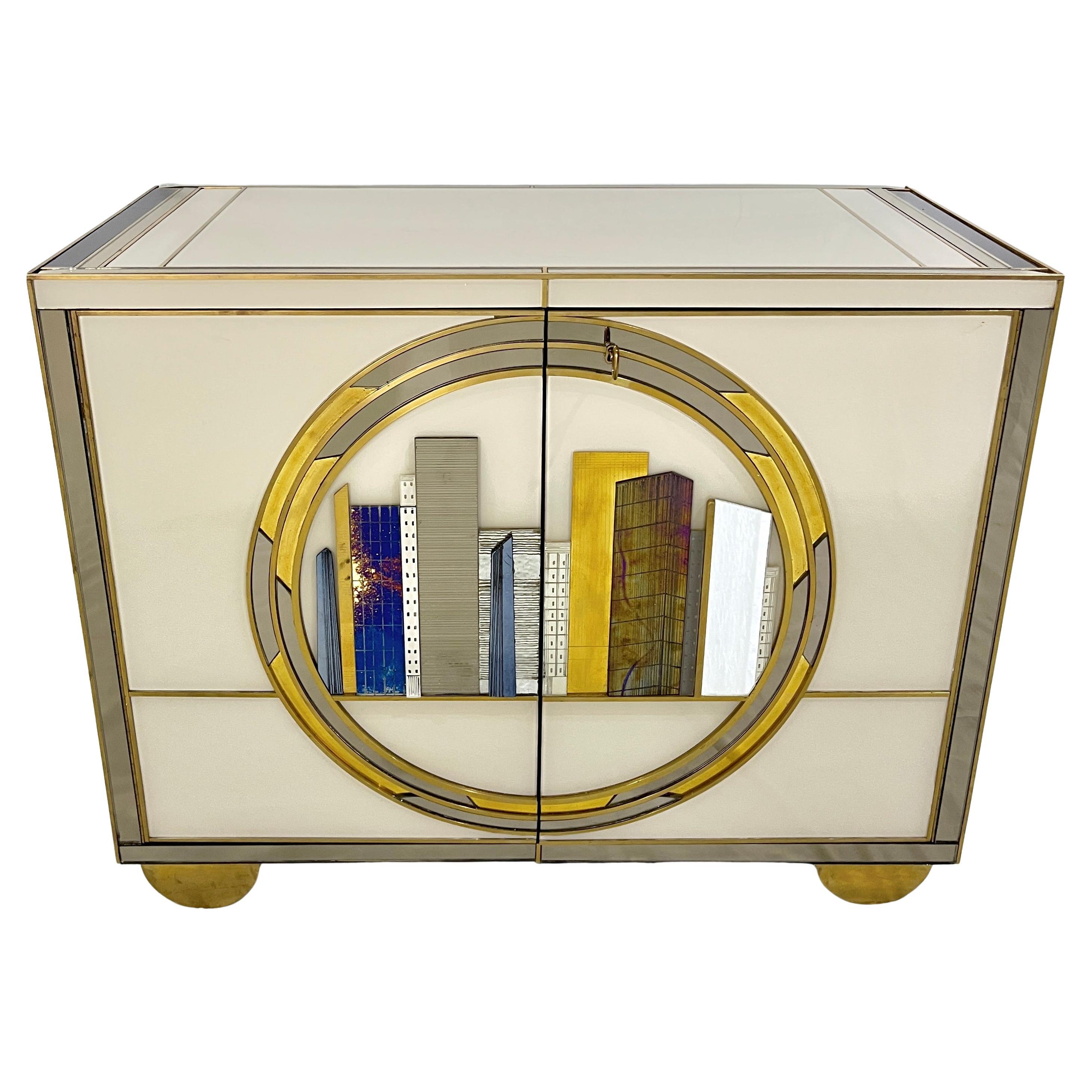 Moderne italienische maßgeschneiderte elfenbeinfarbene Schränke mit grauem Gold-Weiß-Outline in New York City