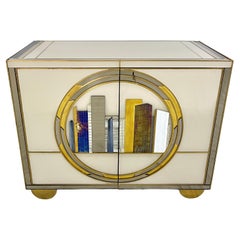 Moderne italienische maßgeschneiderte elfenbeinfarbene Schränke mit grauem Gold-Weiß-Outline in New York City