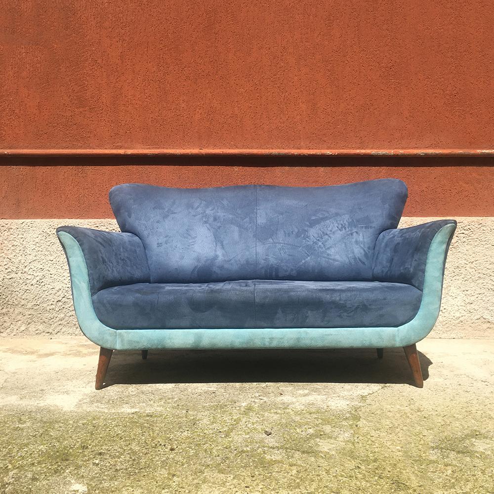 Italian bicolor alcantara and beech sofa, 1950s
Sofa with two-tone Alcantara covering and turned beech legs.
Good general condition, signs of wear on the velvet in the part of the armrests.
Measures: 145 x 72 x 75 H cm.