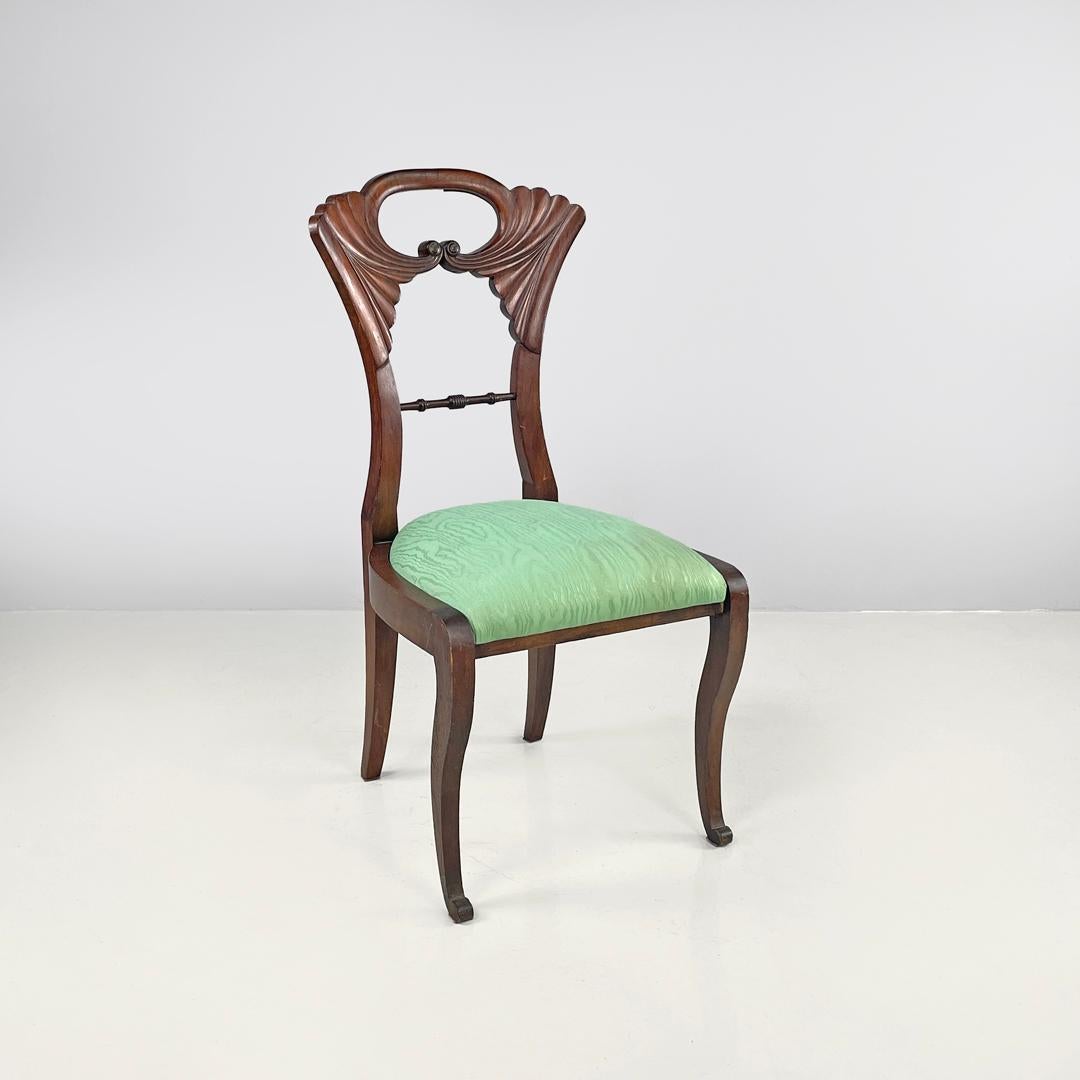 Chaise italienne Biedermeier décorée en bois et tissu vert vif, début des années 1800
Chaise en bois de style Biedermeier. La structure suit des lignes arrondies et courbes, en particulier le dossier a des décorations dans la partie supérieure qui