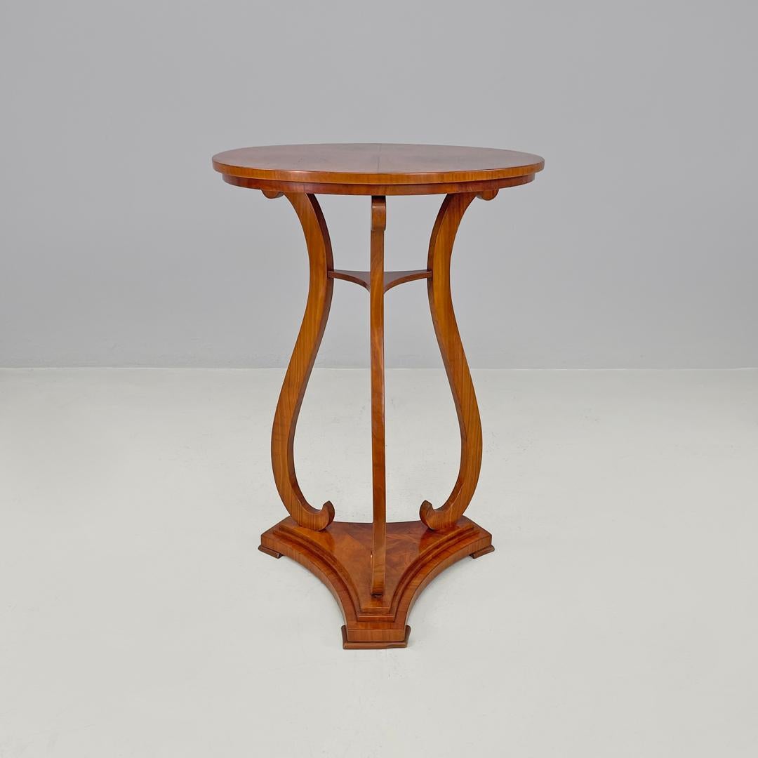 Italienische Biedermeier-Stil hölzerne runde Sockel oder Säulen, Anfang 1800Paar von runden Holzsockeln. Der Plan besteht aus sechs geometrischen Linien, die sich in der Mitte kreuzen. Die Beine mit rechteckigem Querschnitt sind geschwungen und