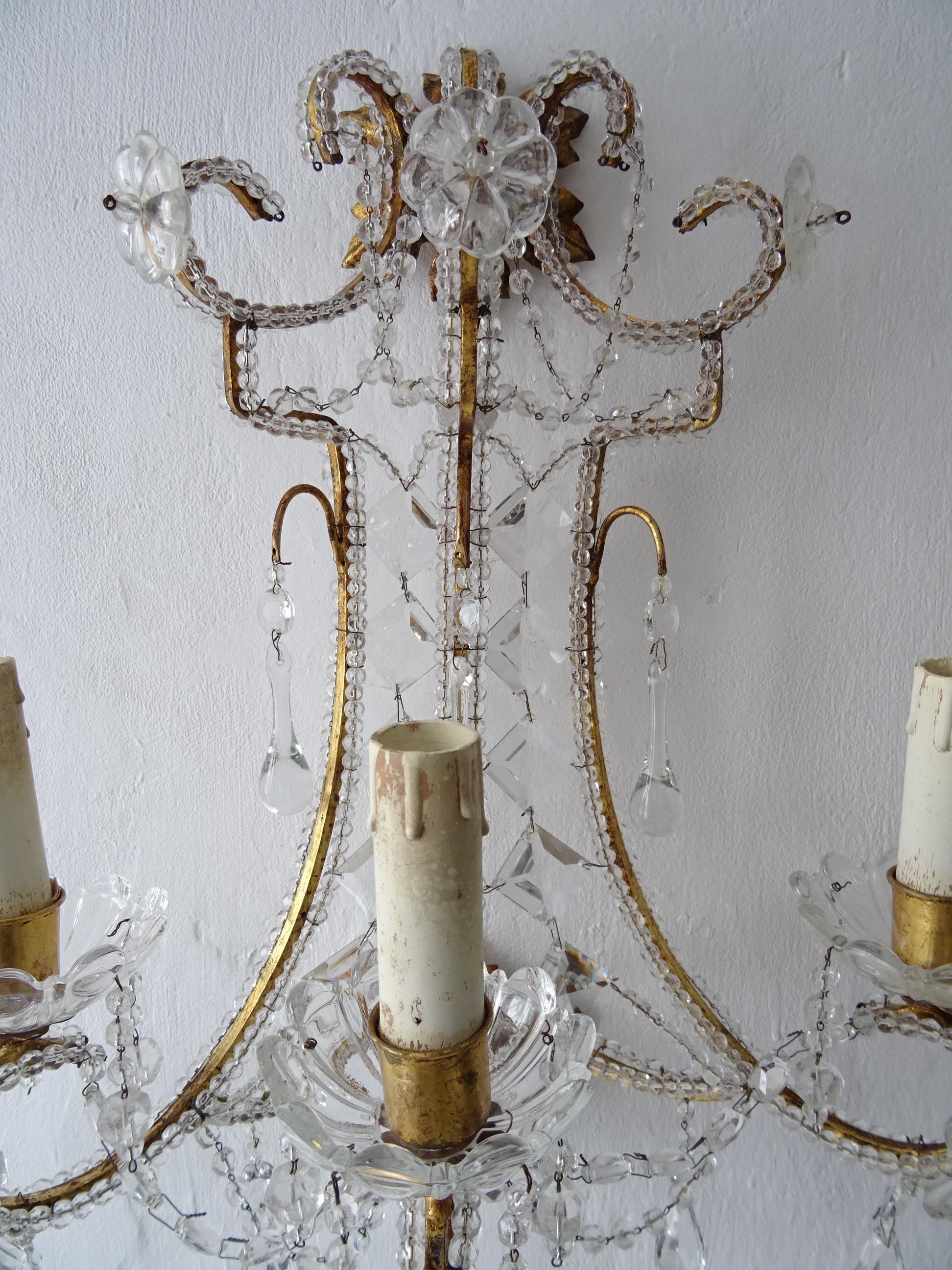 Grandes appliques italiennes en gouttes en métal doré avec prismes en cristal de Murano et perles, vers 1900 en vente 4