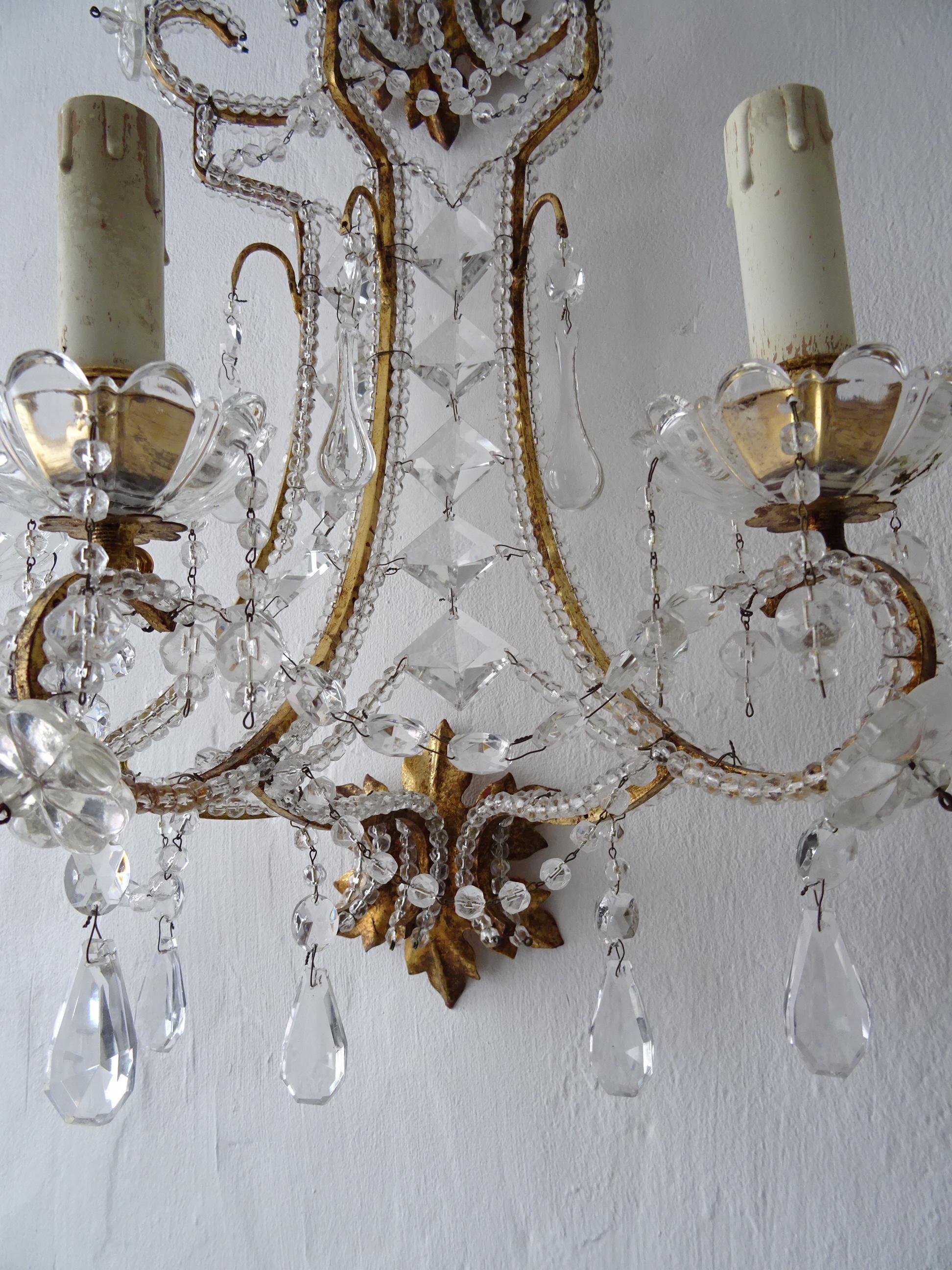 Grandes appliques italiennes en gouttes en métal doré avec prismes en cristal de Murano et perles, vers 1900 en vente 1