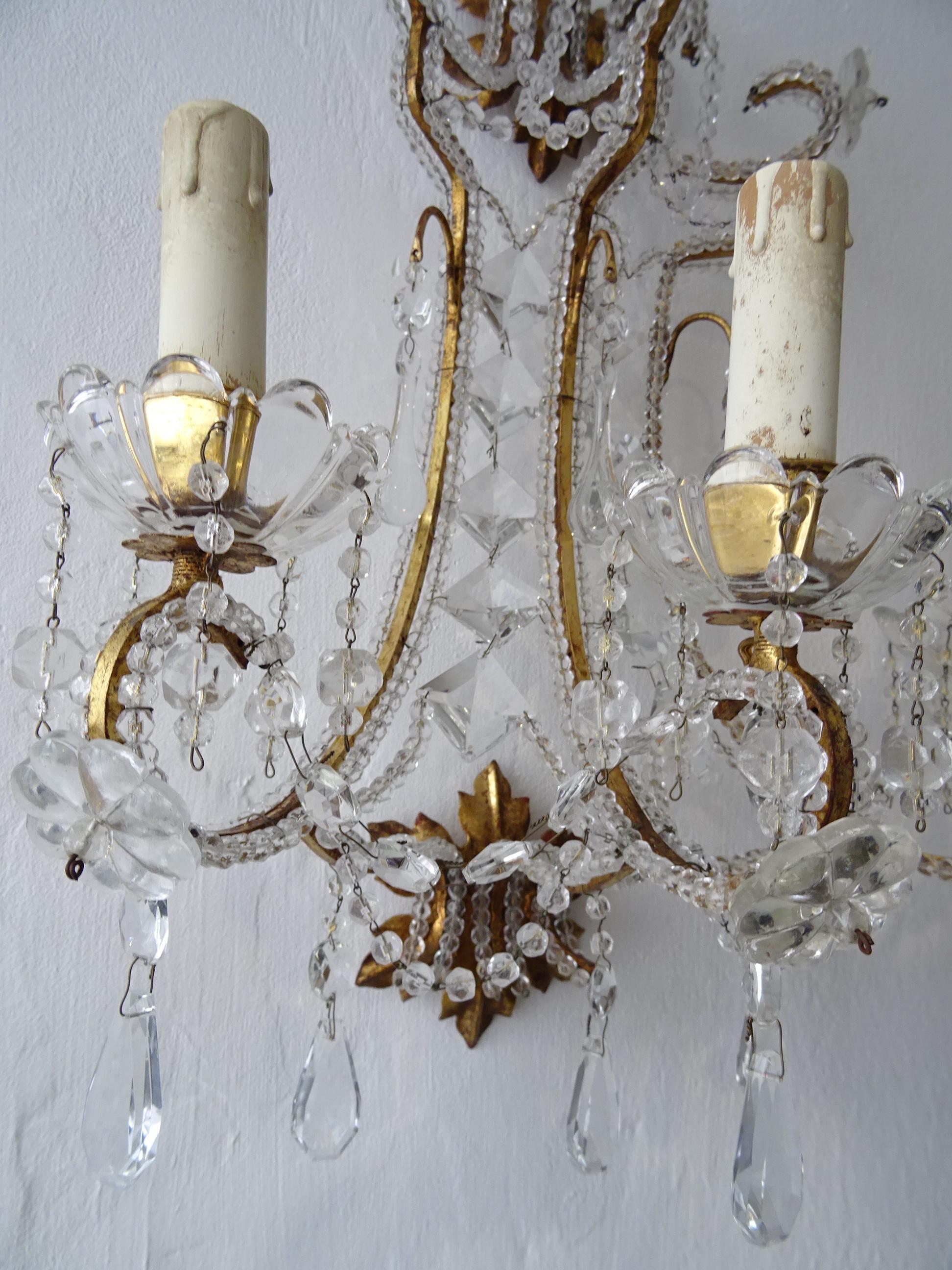 Grandes appliques italiennes en gouttes en métal doré avec prismes en cristal de Murano et perles, vers 1900 en vente 2