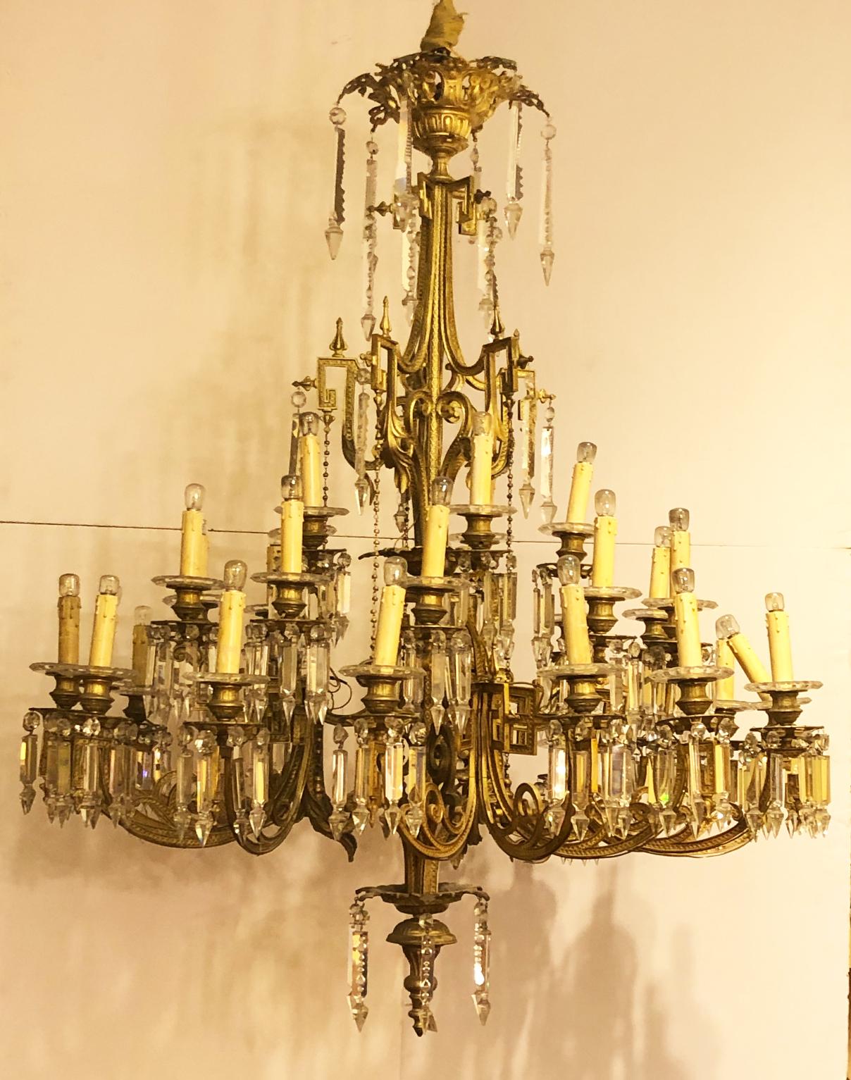 Large chandelier in gilded bronze with glass cups and pendants, Very bright, 32 lights, this chandelier is typical of the Italian manufacture of the mid-19th century. This chandelier was used for the filming of Walt Disney's latest Cinderella film,