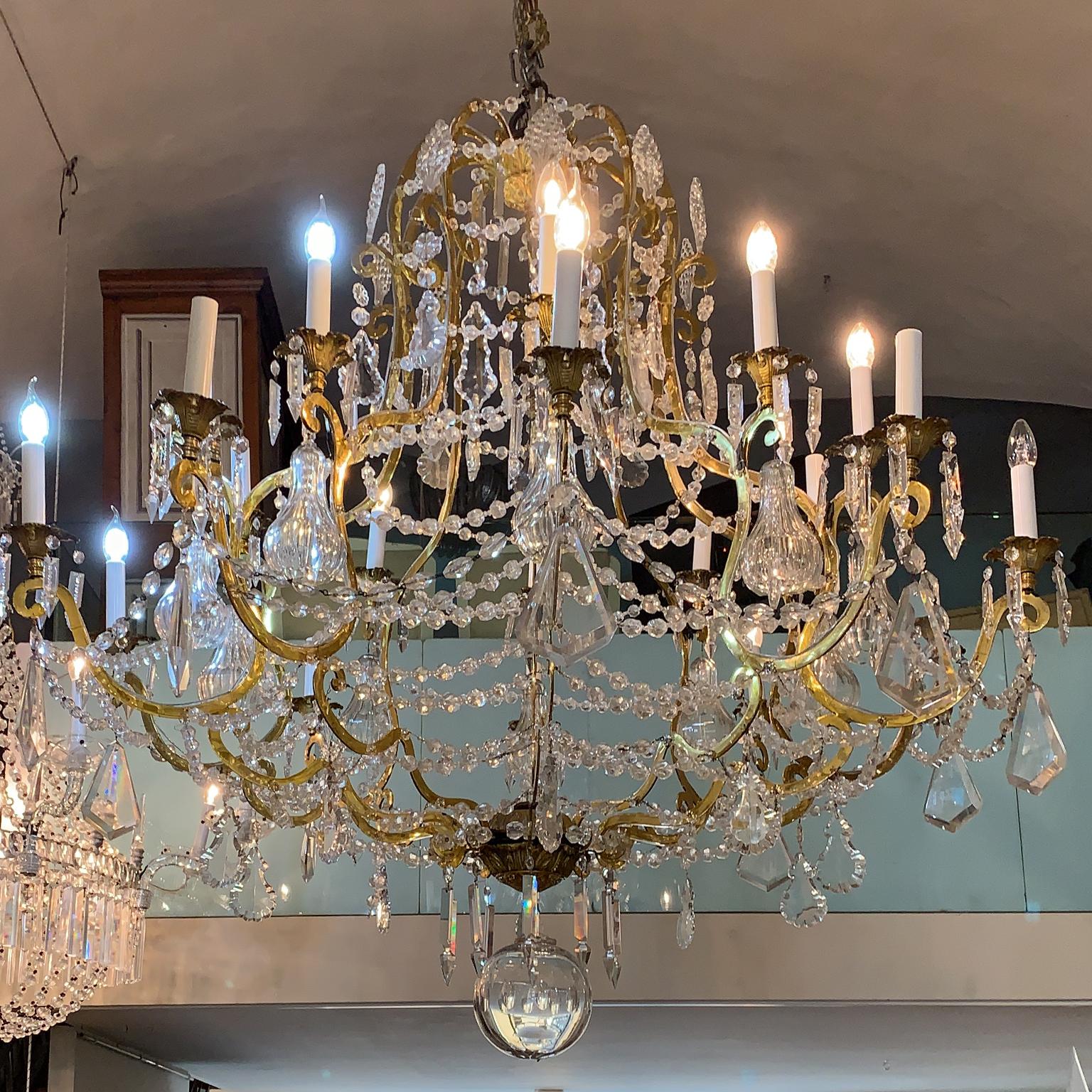 Very big chandelier in gilded bronze with glass cups and pendants, very bright, 20 lights, this chandelier is typical of the Italian manufacture of the mid-19th century. It is made up of 10 large arms in self-supporting gilded bronze. It has the