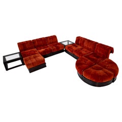 Grand sofa italien Mod. Cancan de Luciano Frigerio en velours orange et table d'appoint