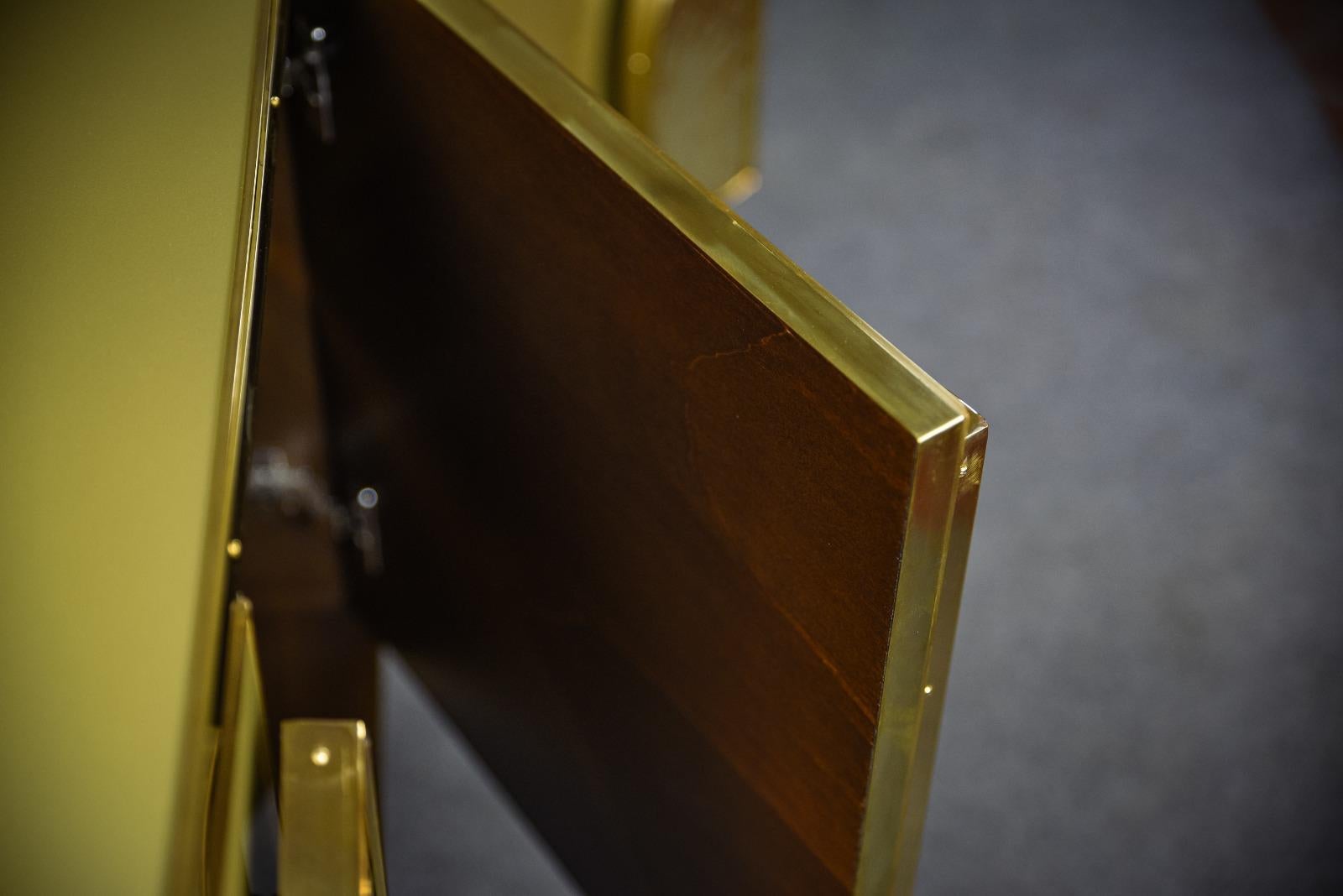 Anrichte aus italienischer Birke, verziert mit goldenem Muranoglas und Messinggriffen im Angebot 3