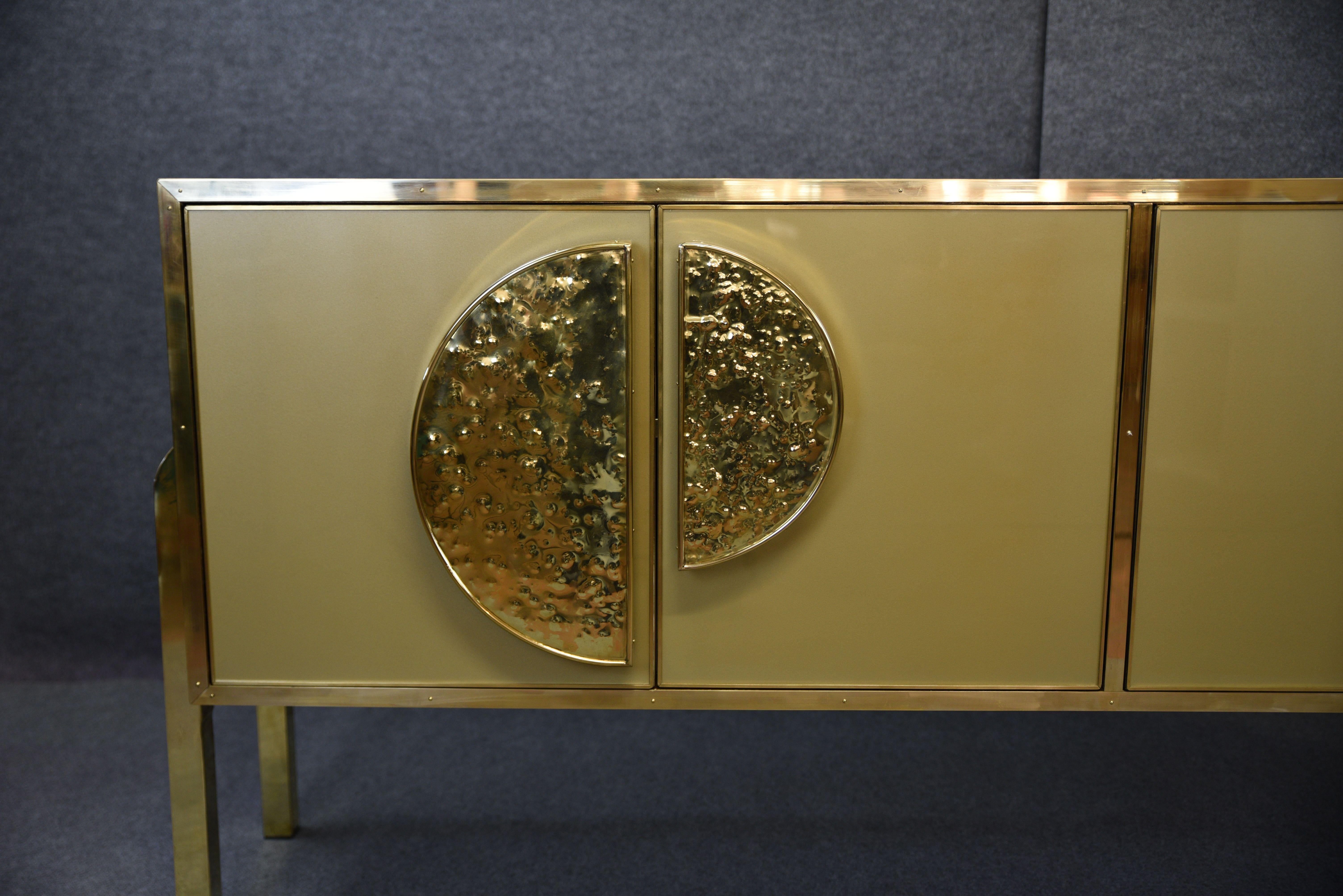 Anrichte aus italienischer Birke, verziert mit goldenem Muranoglas und Messinggriffen im Angebot 5