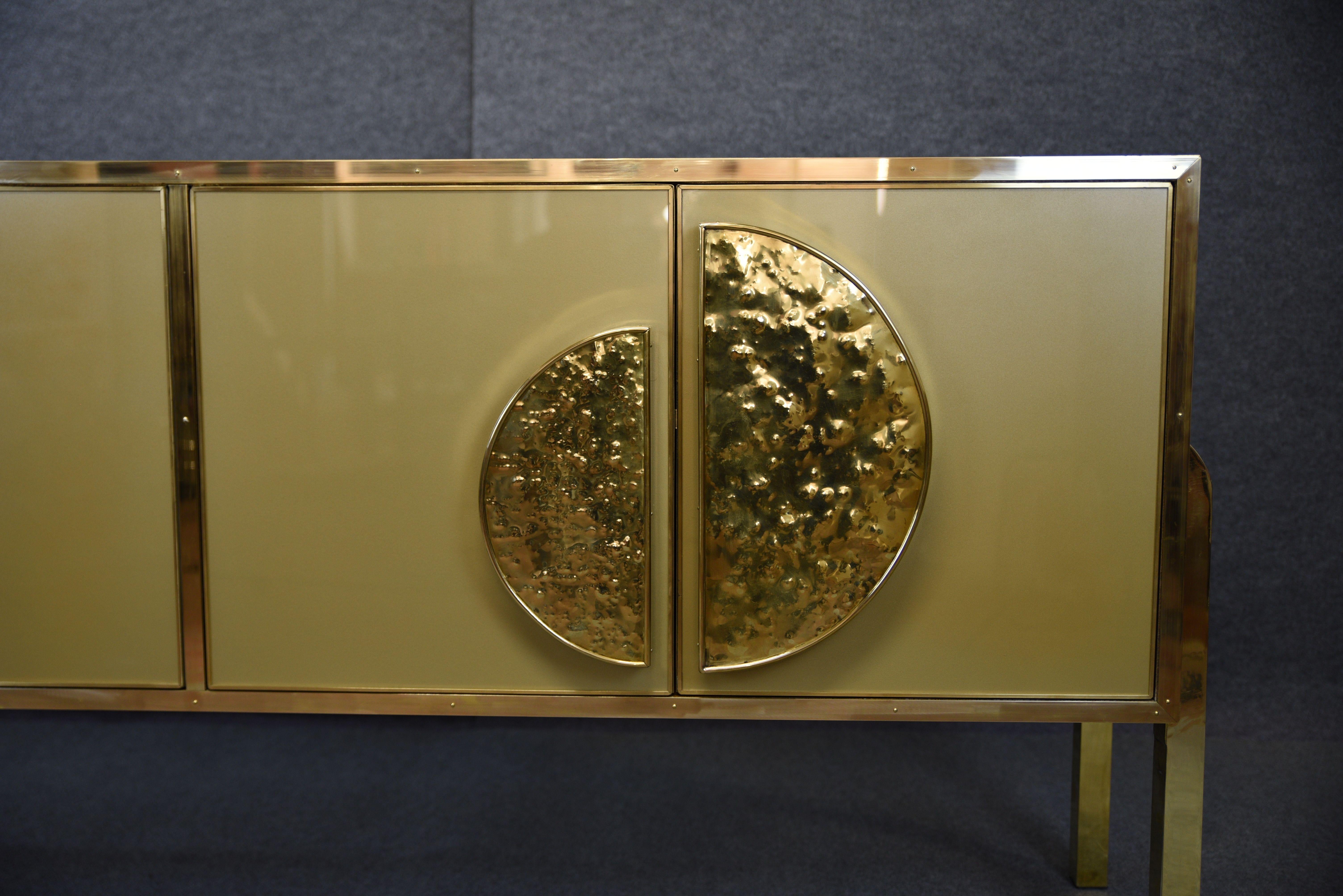 Anrichte aus italienischer Birke, verziert mit goldenem Muranoglas und Messinggriffen im Angebot 6