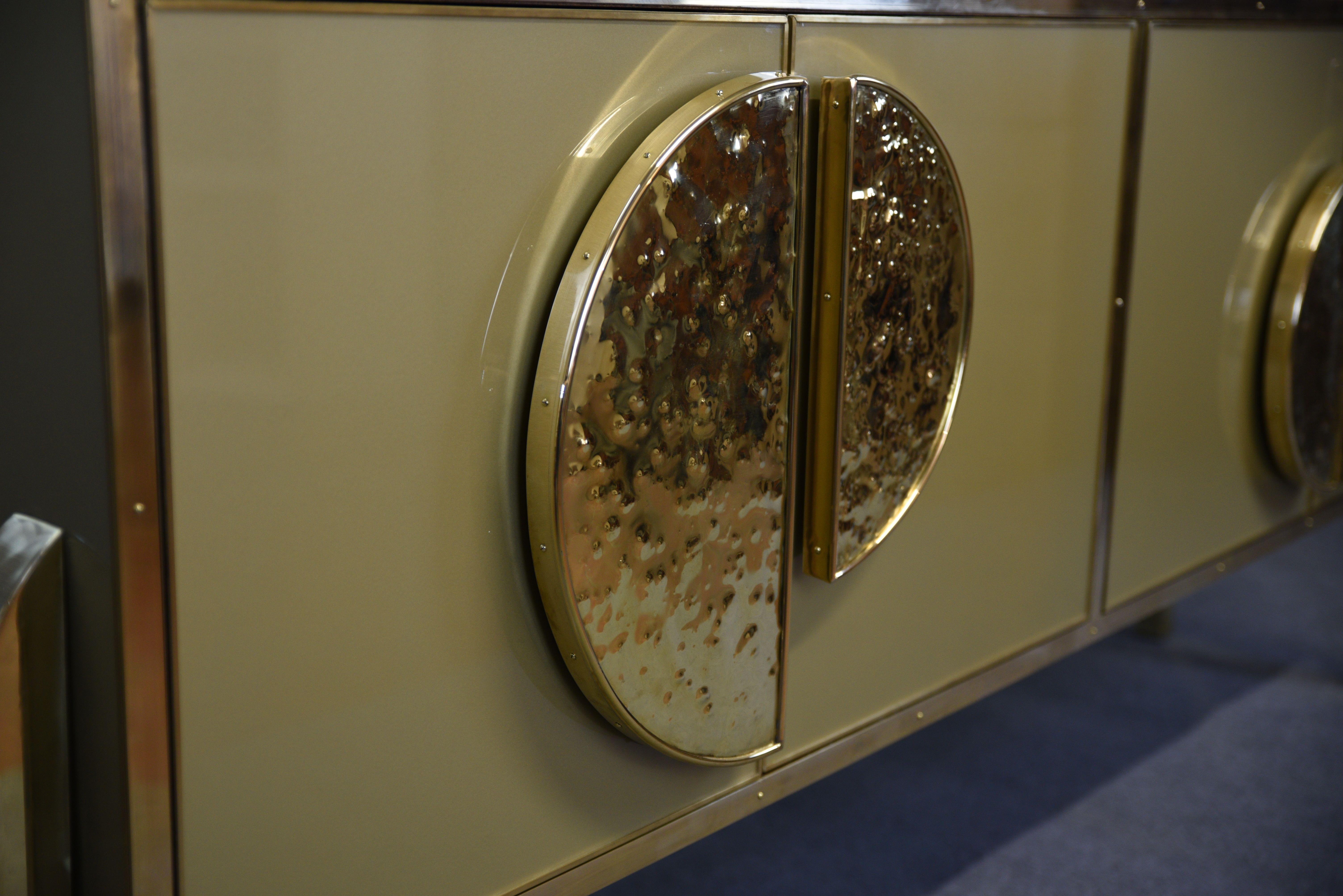 Anrichte aus italienischer Birke, verziert mit goldenem Muranoglas und Messinggriffen im Angebot 7
