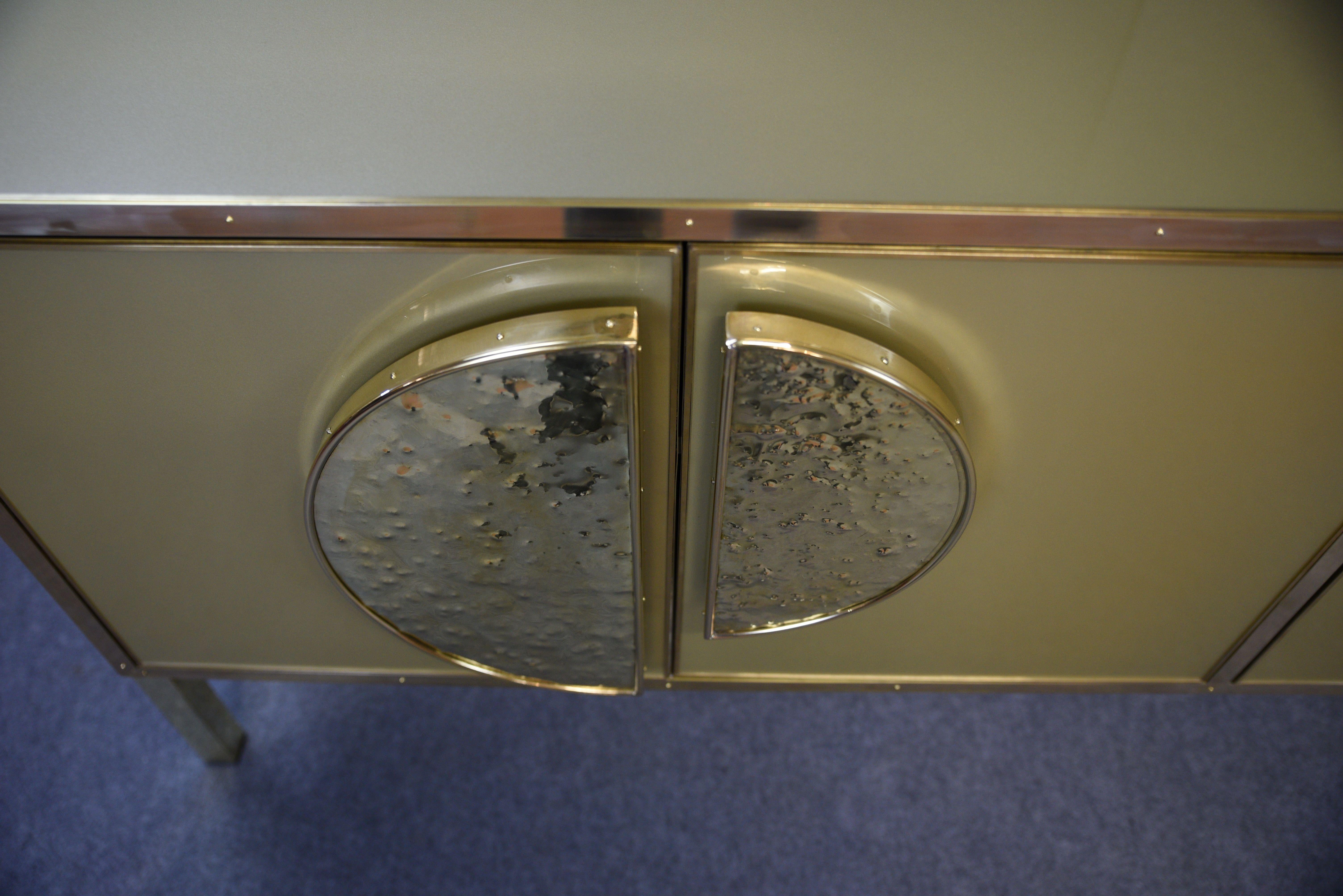 Anrichte aus italienischer Birke, verziert mit goldenem Muranoglas und Messinggriffen im Angebot 9