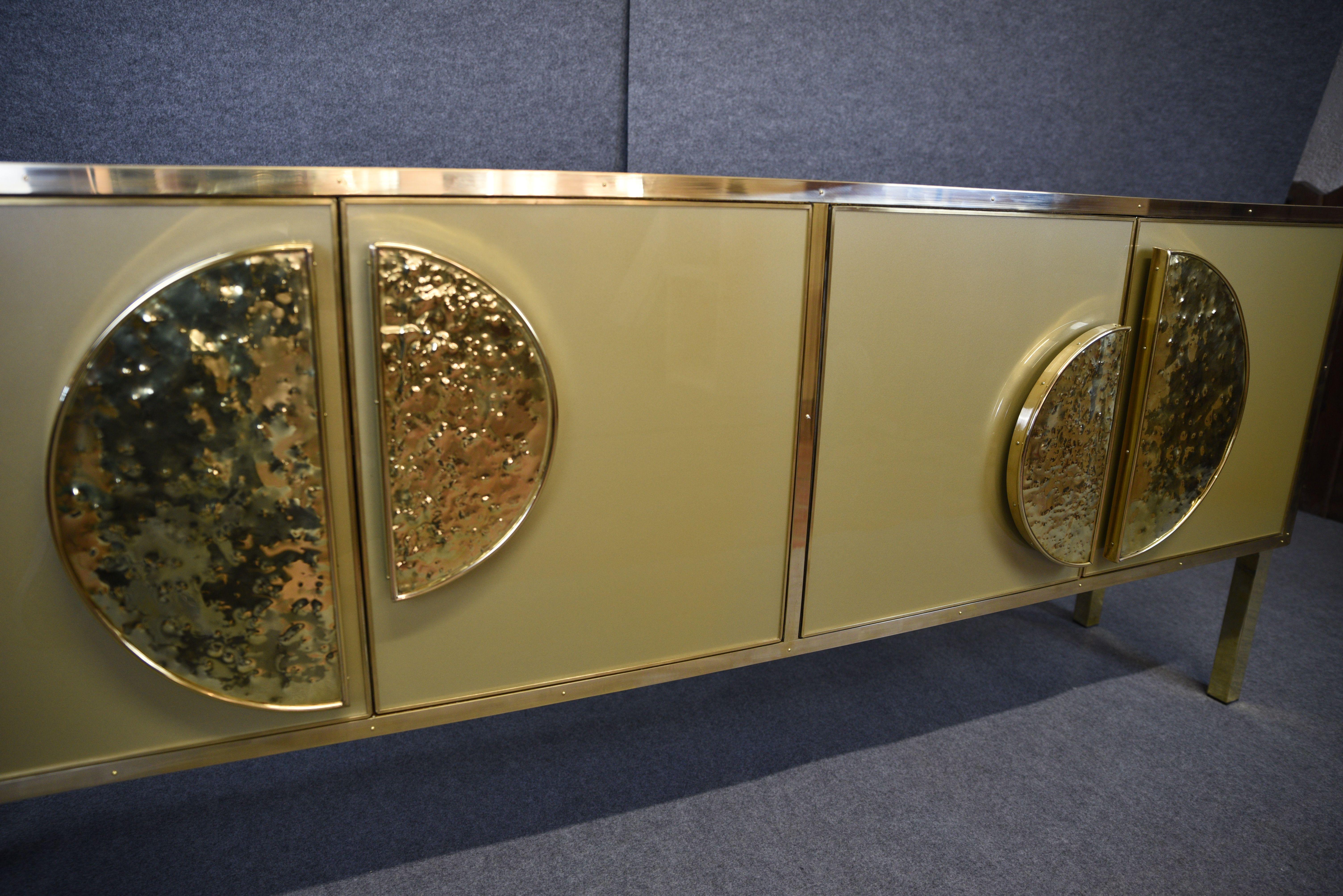 Anrichte aus italienischer Birke, verziert mit goldenem Muranoglas und Messinggriffen im Angebot 11