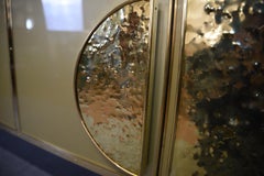 Buffet en bouleau italien orné de verre de Murano doré et de poignées en laiton