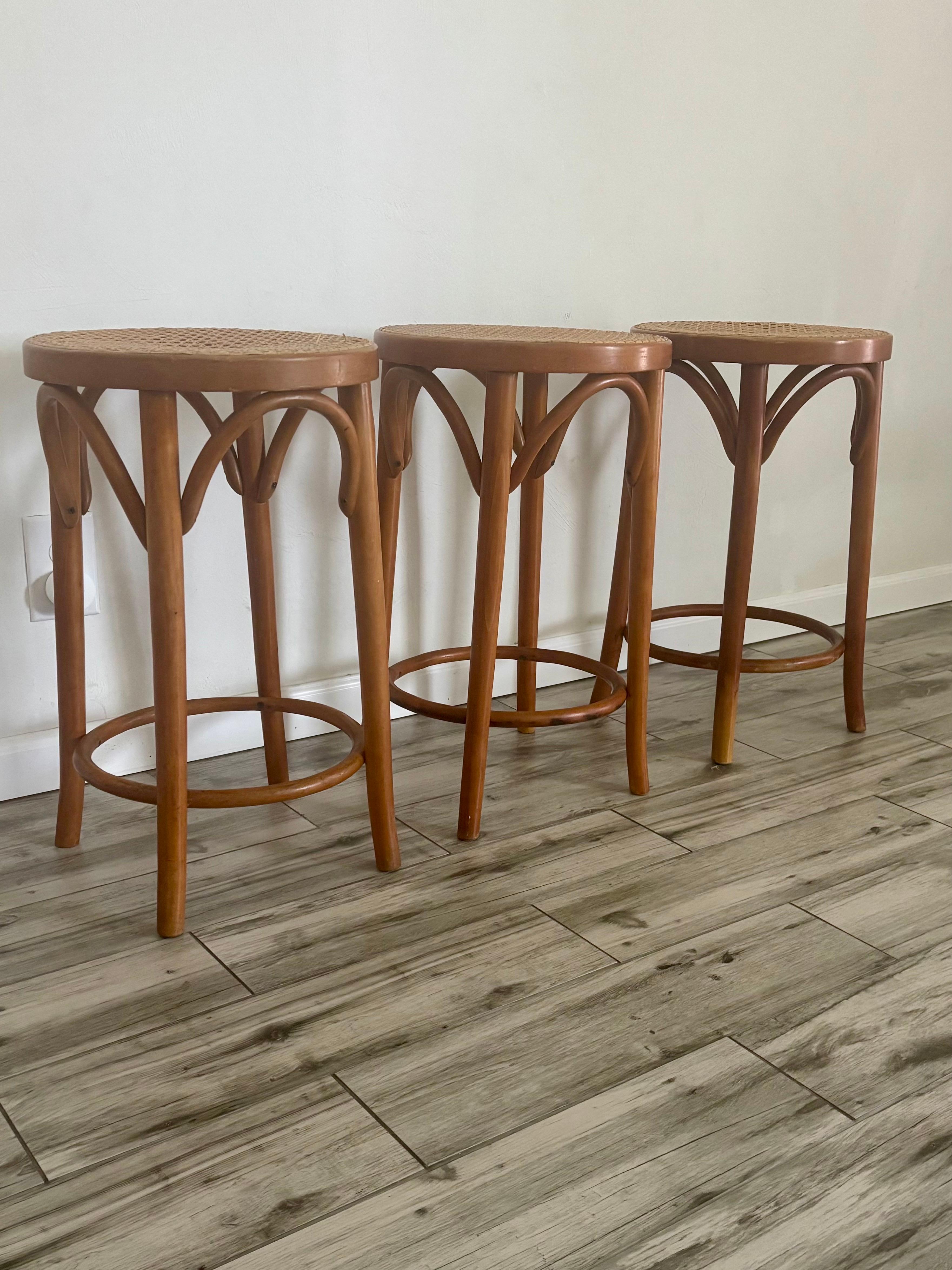 Taburetes de altura de mostrador de madera curvada y caña estilo bistró italiano de mediados de siglo Moderno de mediados de siglo en venta