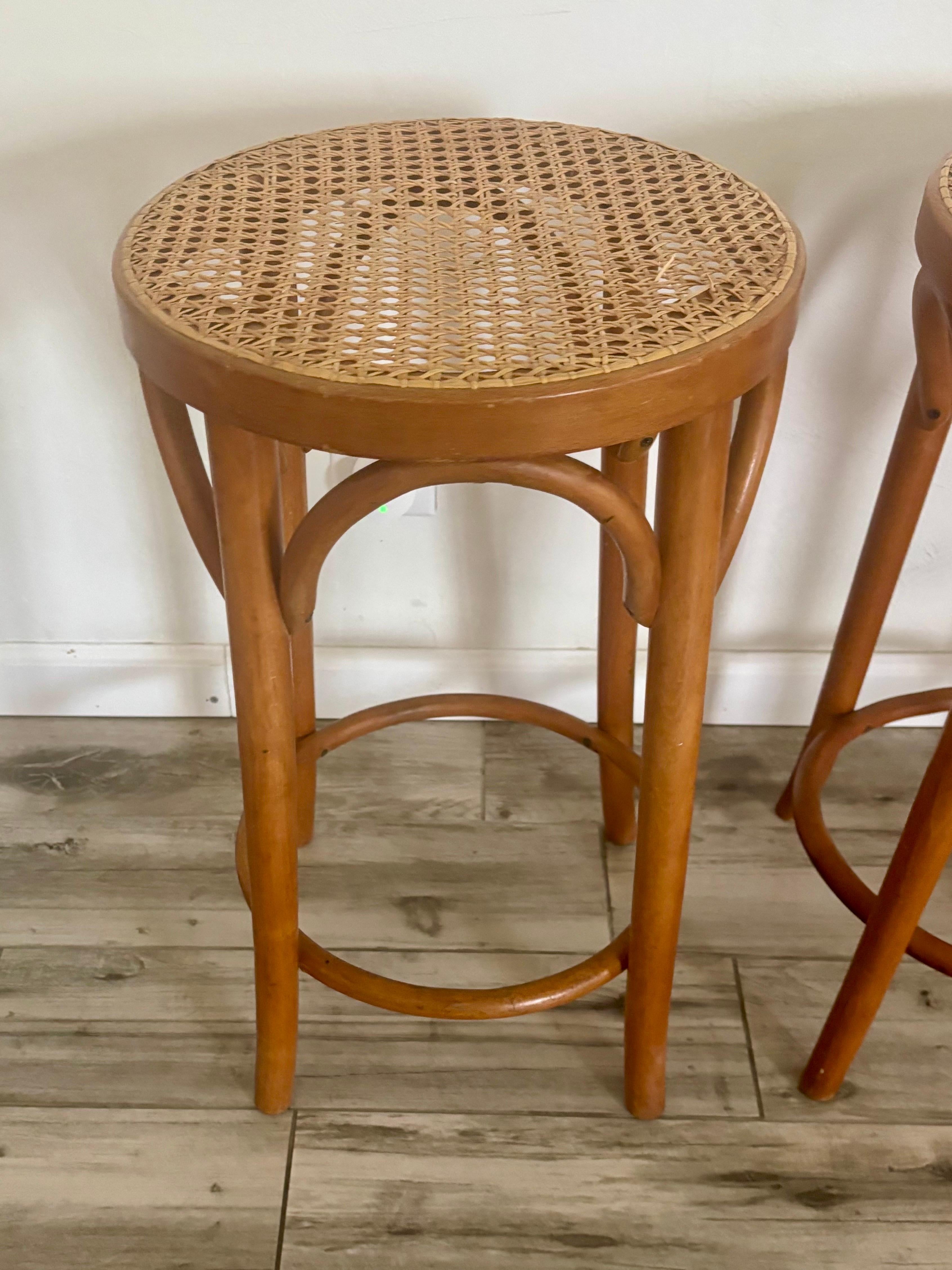 Taburetes de altura de mostrador de madera curvada y caña estilo bistró italiano de mediados de siglo en Bueno estado para la venta en Boynton Beach, FL