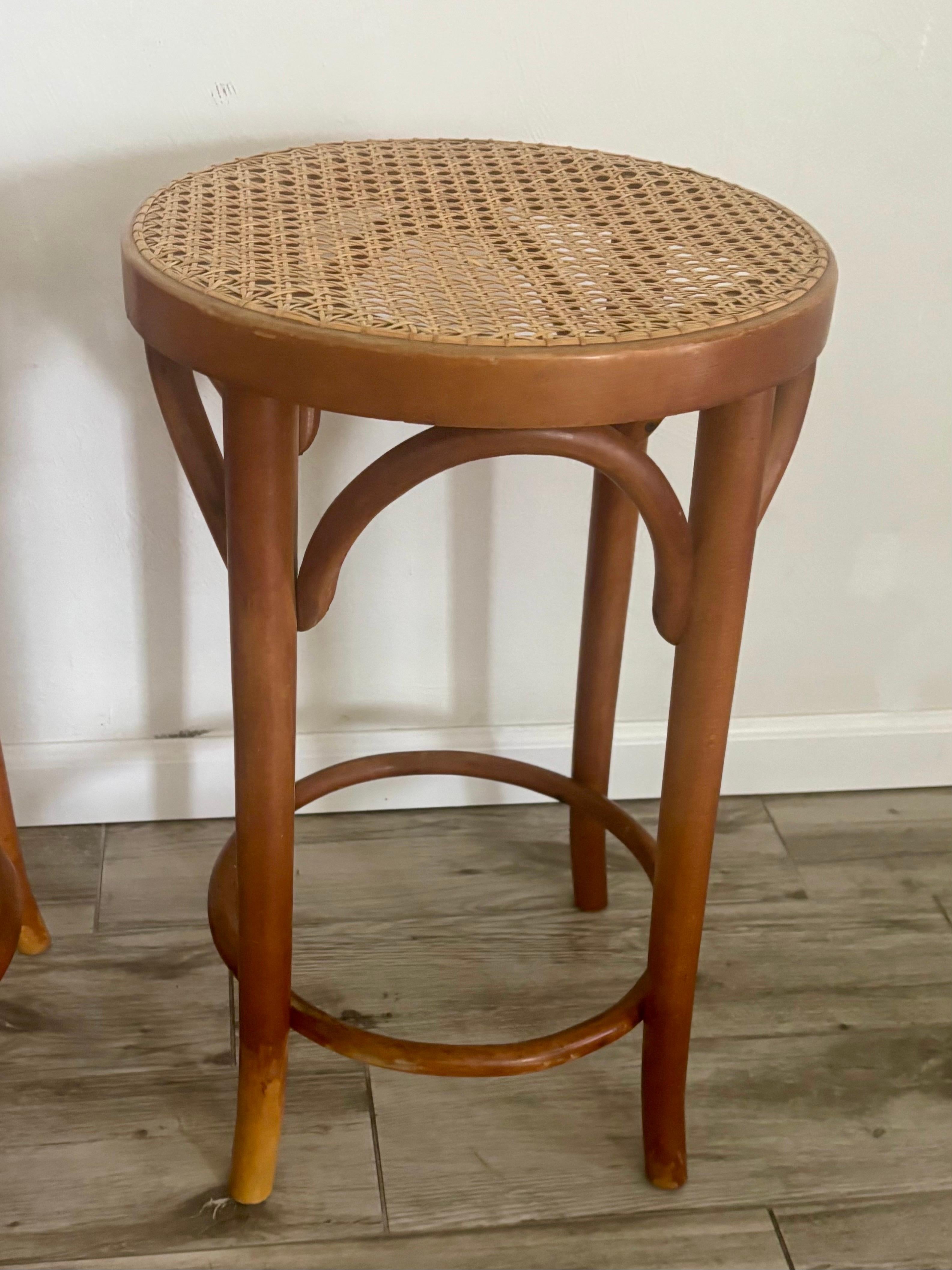 Taburetes de altura de mostrador de madera curvada y caña estilo bistró italiano de mediados de siglo siglo XX en venta