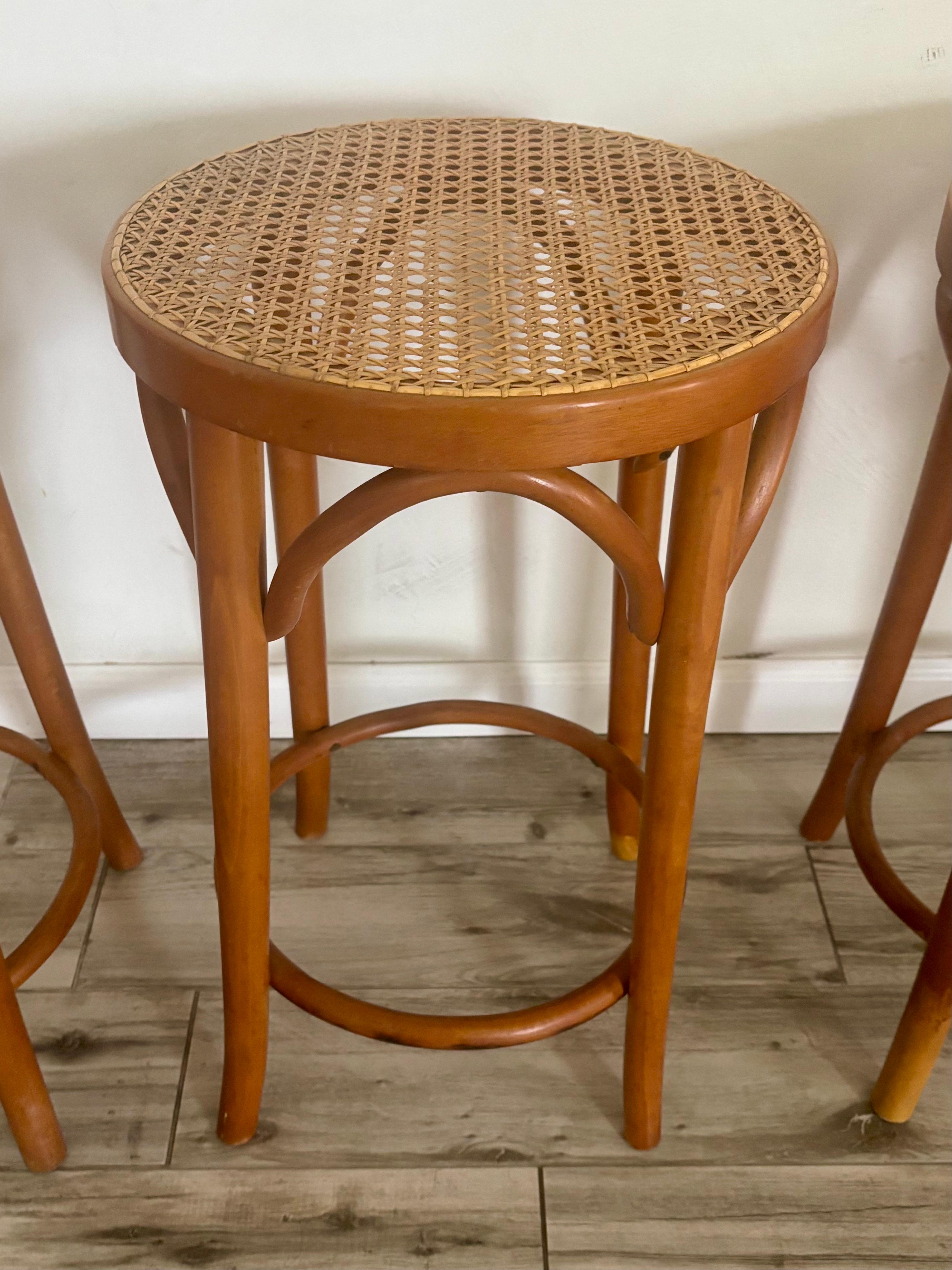 Taburetes de altura de mostrador de madera curvada y caña estilo bistró italiano de mediados de siglo Caña en venta