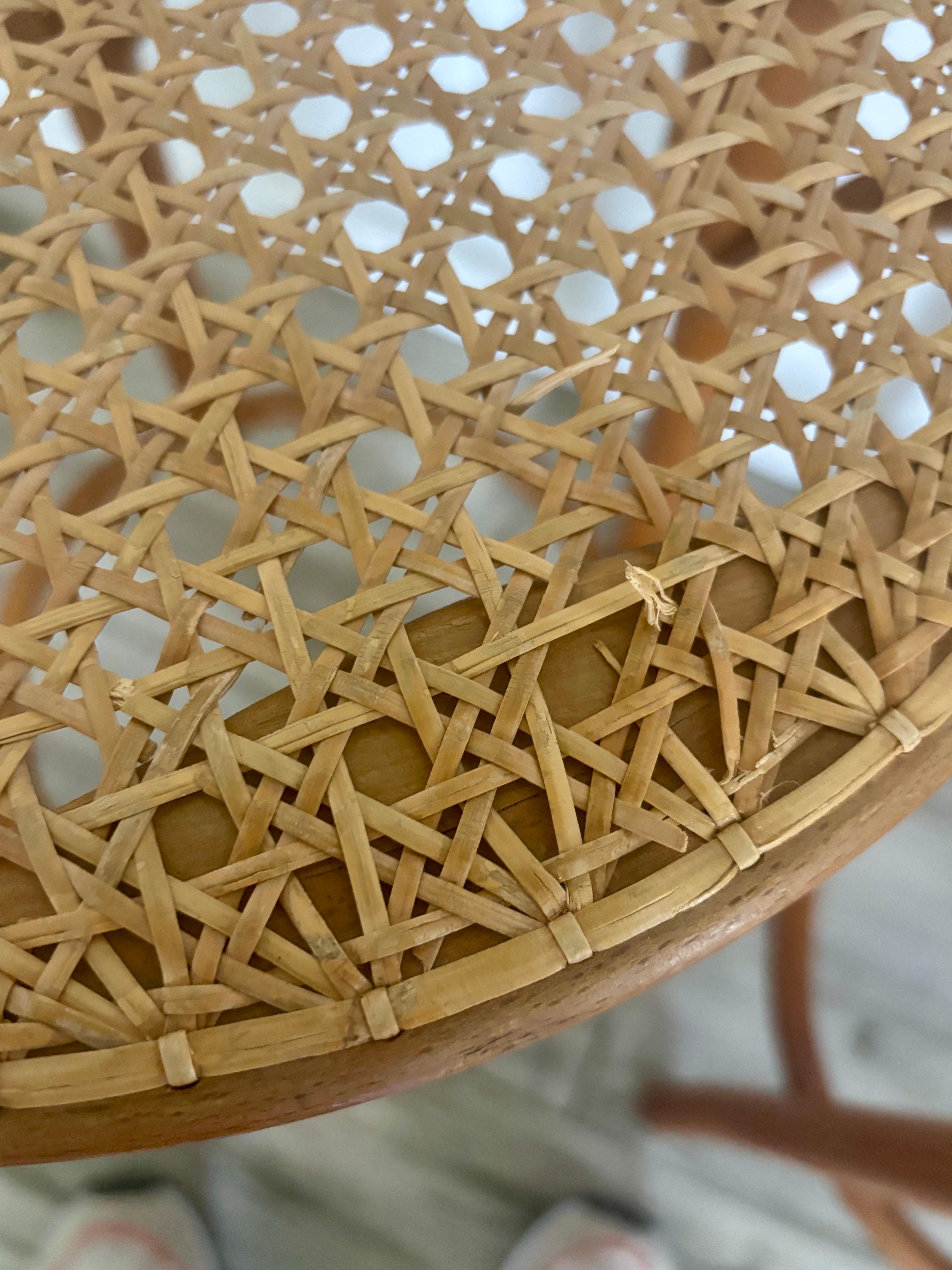 Taburetes de altura de mostrador de madera curvada y caña estilo bistró italiano de mediados de siglo en venta 2