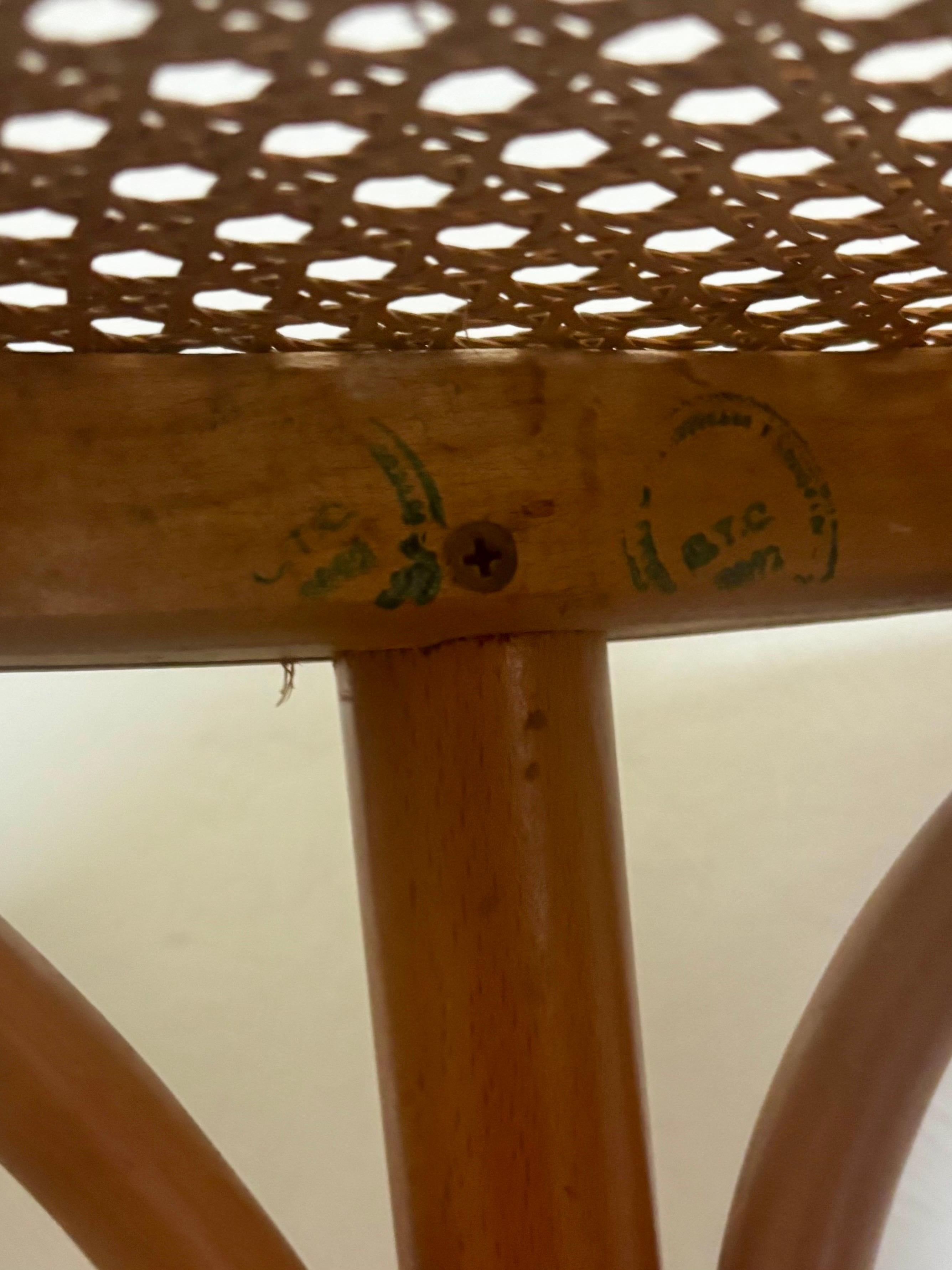 Taburetes de altura de mostrador de madera curvada y caña estilo bistró italiano de mediados de siglo en venta 3