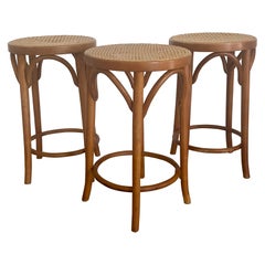 Taburetes de altura de mostrador de madera curvada y caña estilo bistró italiano de mediados de siglo