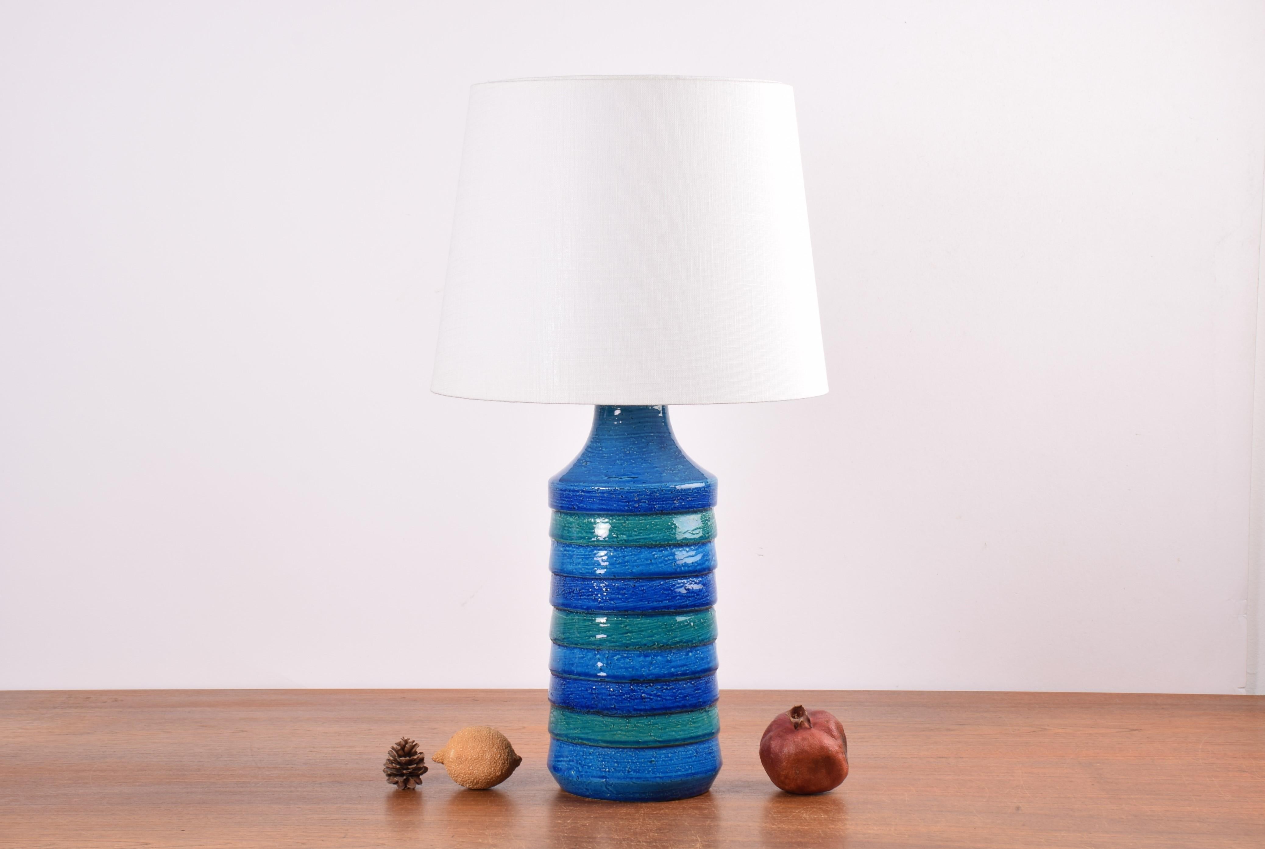 Midcentury Italian ceramic table lamp by Aldo Londi for Bitossi. Made circa 1960s.

Bright stripe decor in different shades of blue.

Wears original papersticker on inside bottom with text: Made in Italy M 10 / 30

Included is a new lampshade