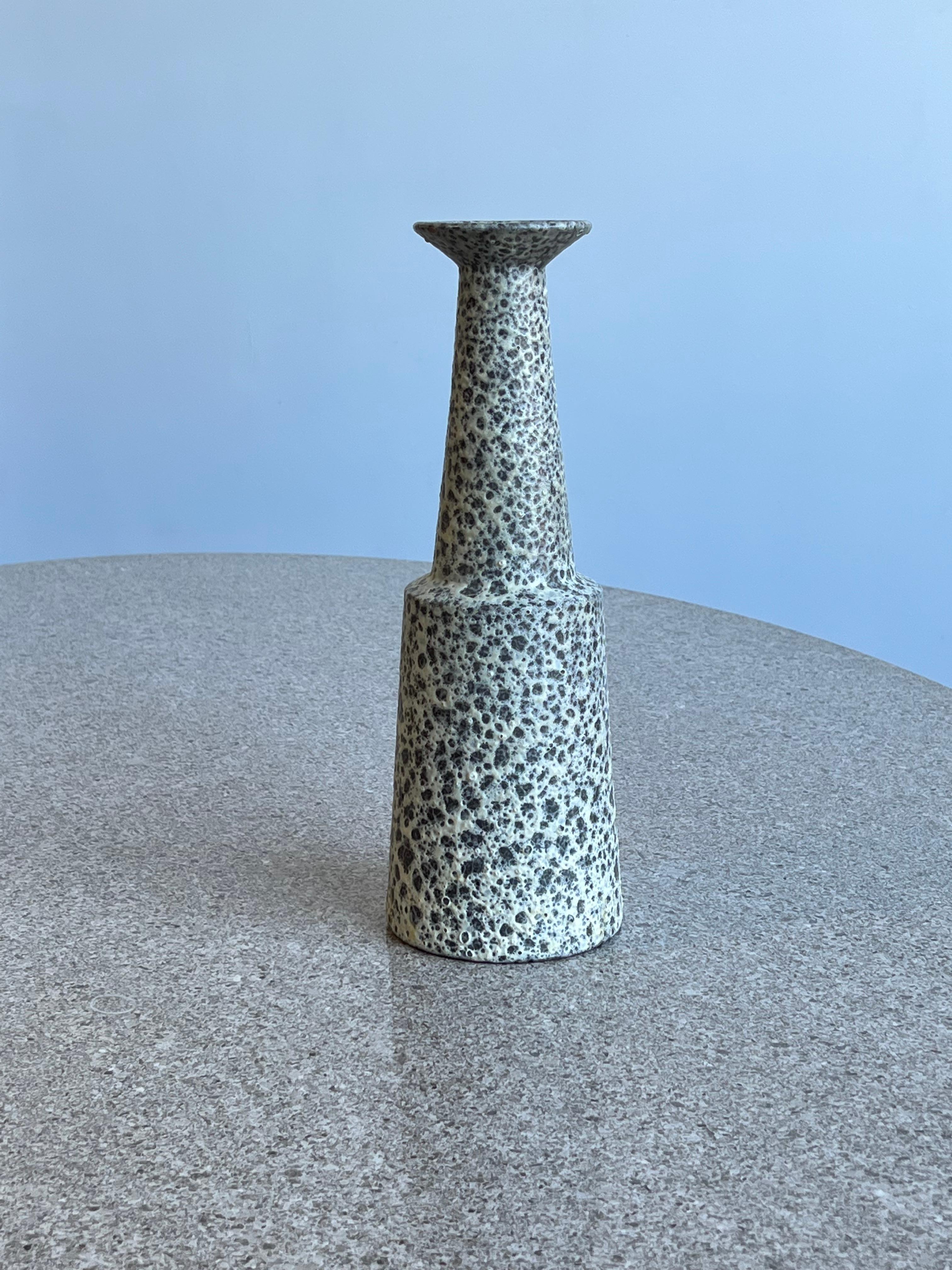 Schwarz-weiße italienische Vase von Bitossi aus den 1960er Jahren. Die Art Lava-Technik erzeugt eine wunderschöne Textur.