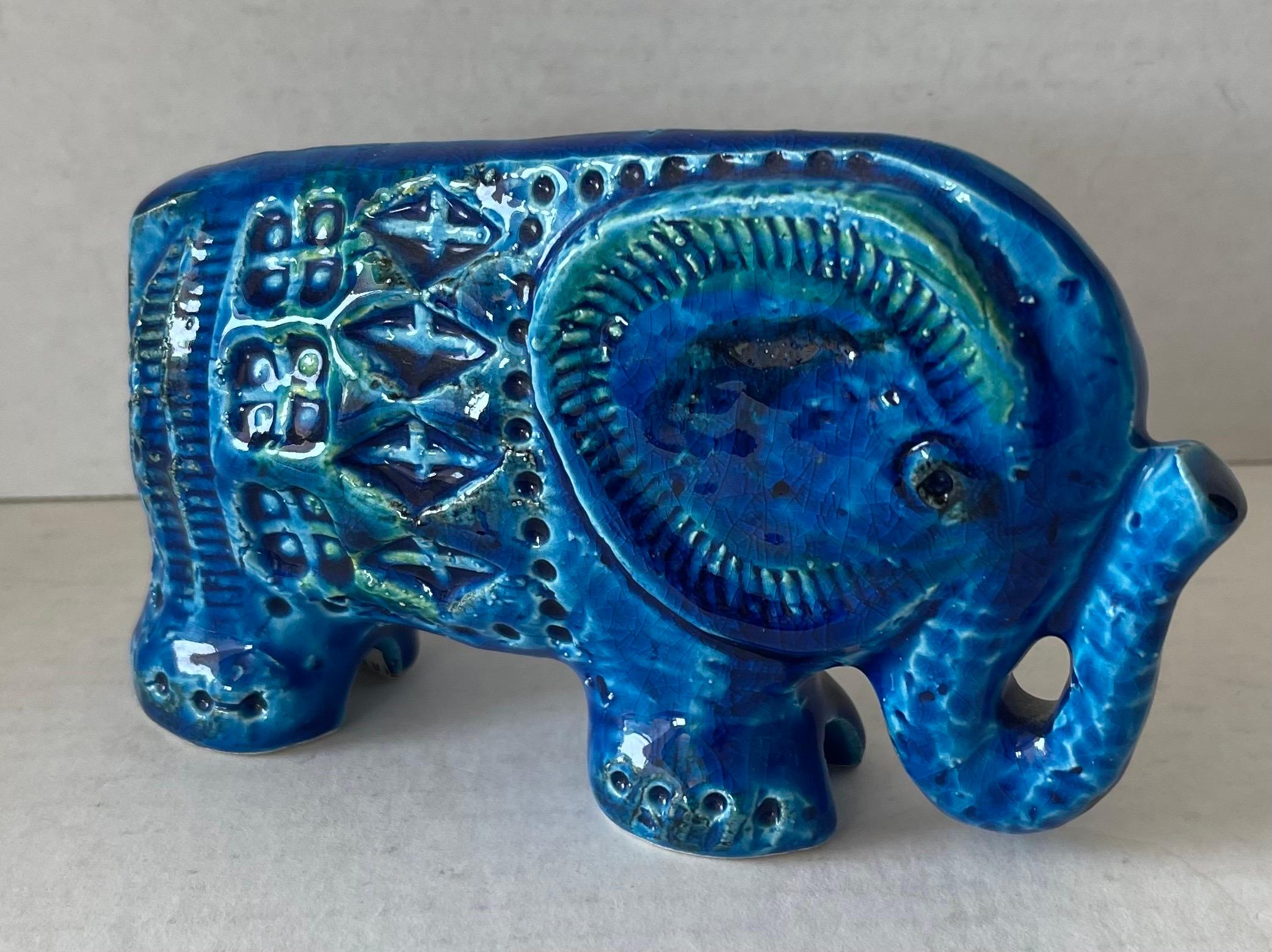 1995 Figurina di elefante in ceramica blu Bitossi Flavia. Finitura in ceramica crepla blu con accenti verdi. Conserva l'adesivo del marchio e il timbro del marchio sul lato inferiore. 