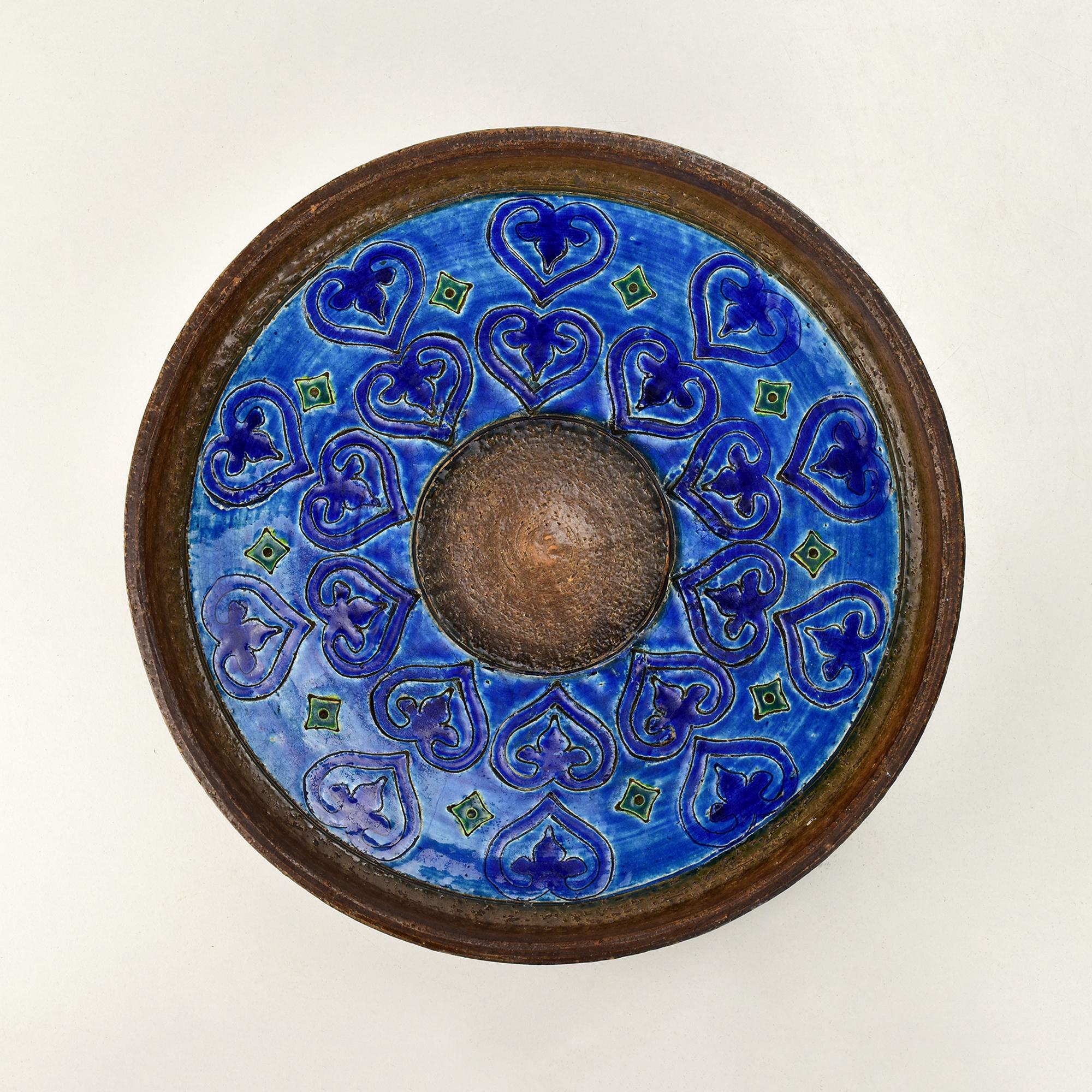 Striking Italian pottery bowl designed by Aldo Londi for Bitossi, dating to the 1960s. This decorative piece belongs to the sought-after 