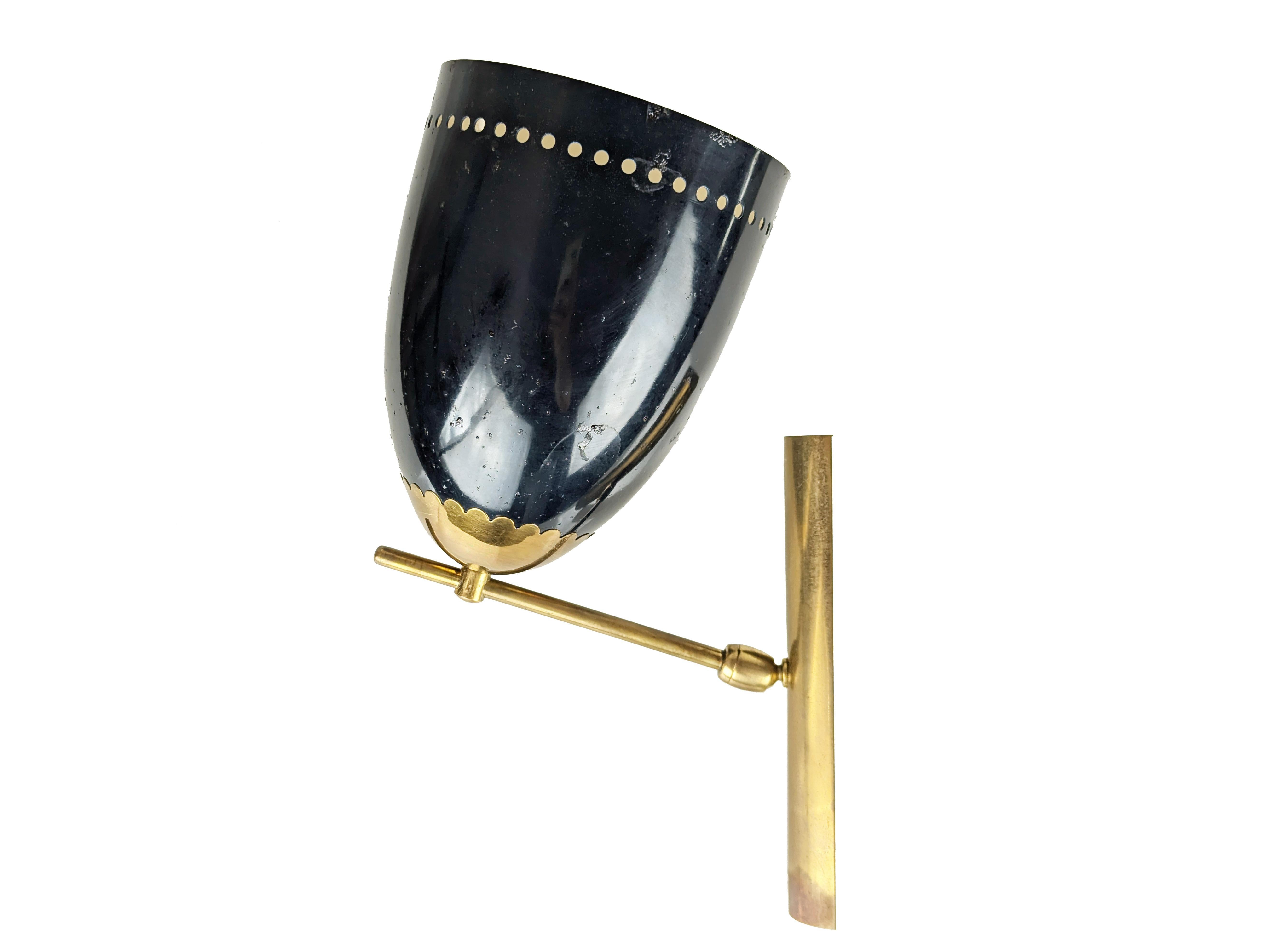 This wall lamp was produced in Italy in the 1950s. It is made from brass and painted aluminum. Adjustable position. the lamp is original in all its parts, but shows signs of oxidation and color loss. the lamp has been never use because it comes from