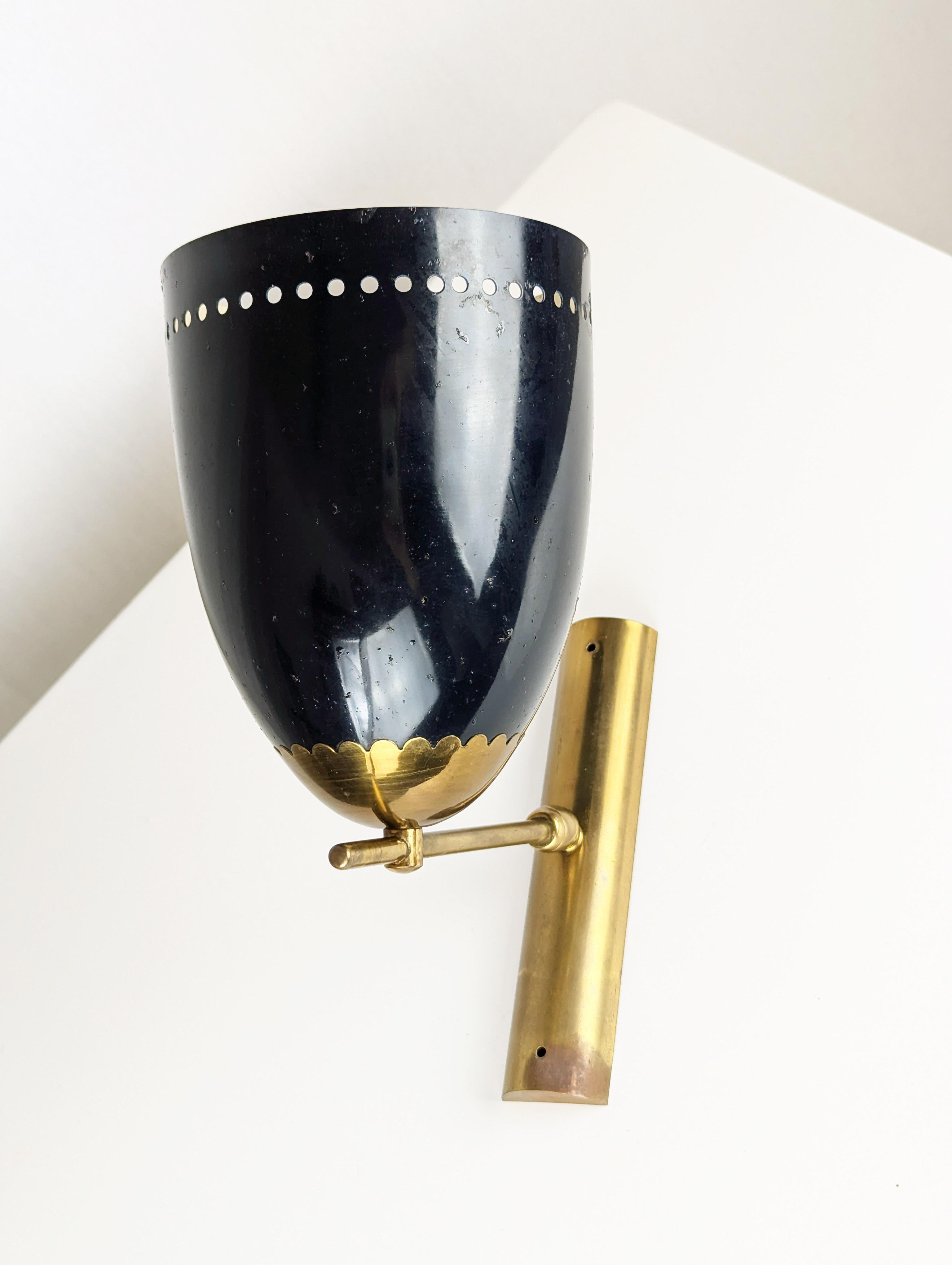 Mid-Century Modern Italian Black Aluminum and Brass Adjustable Sconce, 1950s For Sale