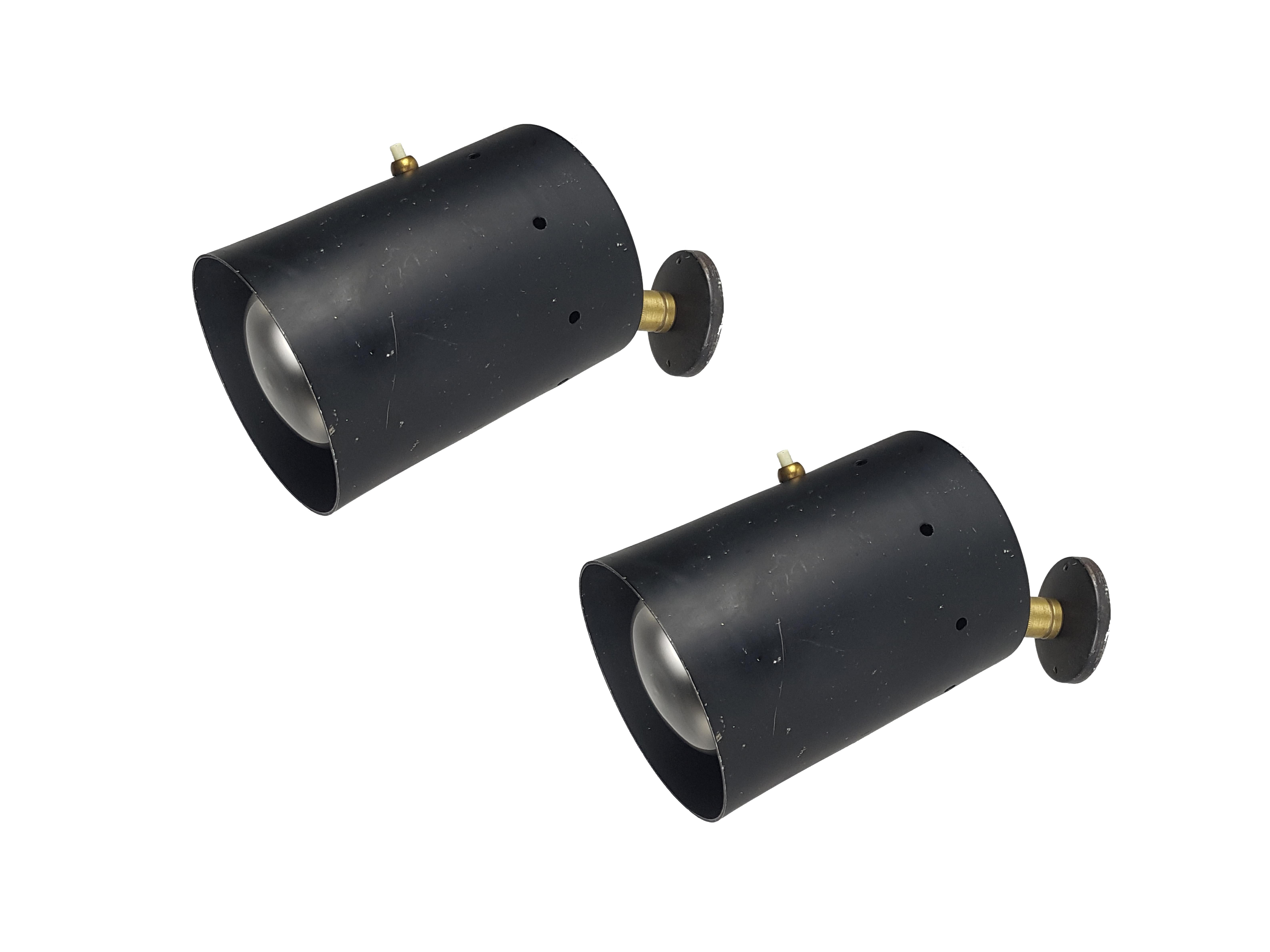 Conjunto de 2 apliques/plafones de aluminio negro y junta de latón. Bastante buen estado: signos visibles de desgaste y defectos de pintura.
Probable falta de un anillo de latón alrededor del interruptor