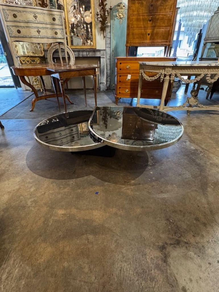 Table basse moderne en verre noir et chrome de fabrication italienne. Circa 1980. Parfait pour le design moderne d'aujourd'hui. 64w x 43d x 14h