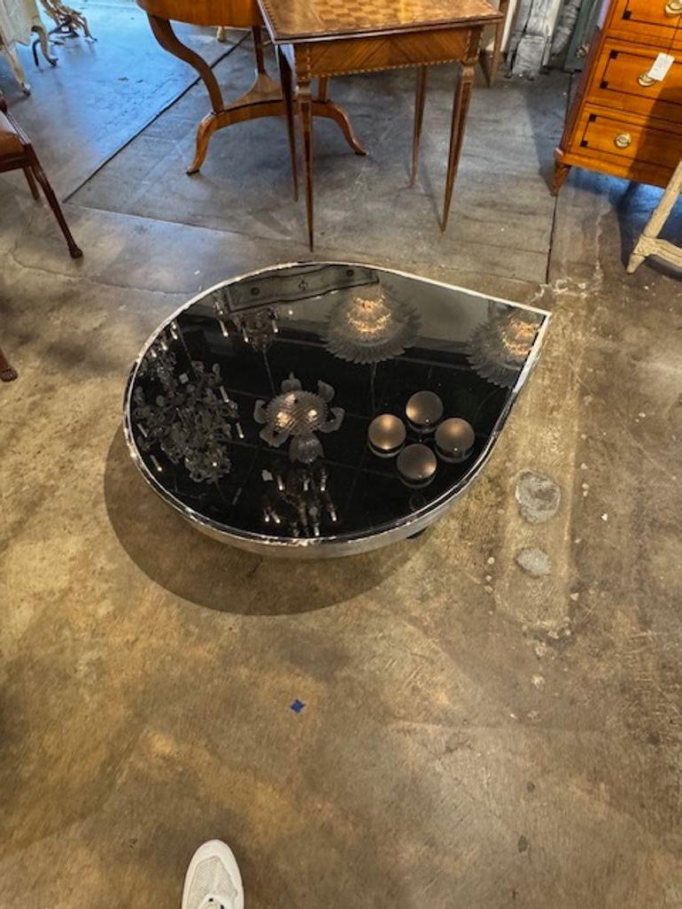 Verre Table basse pivotante italienne en verre et noir en vente