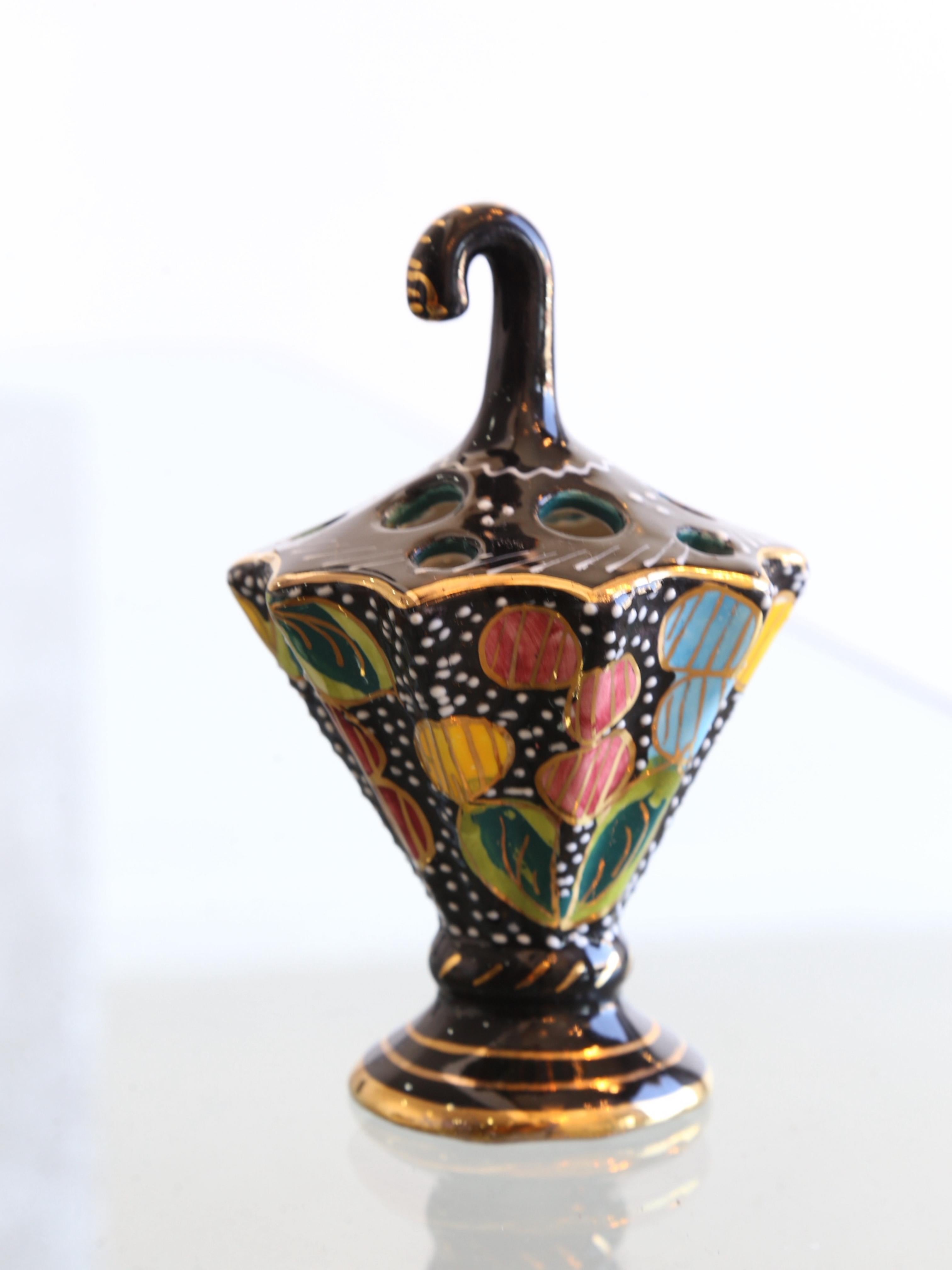 Milieu du XXe siècle Centre de table et accessoires de bureau italiens en céramique noire et or de Deruta  en vente