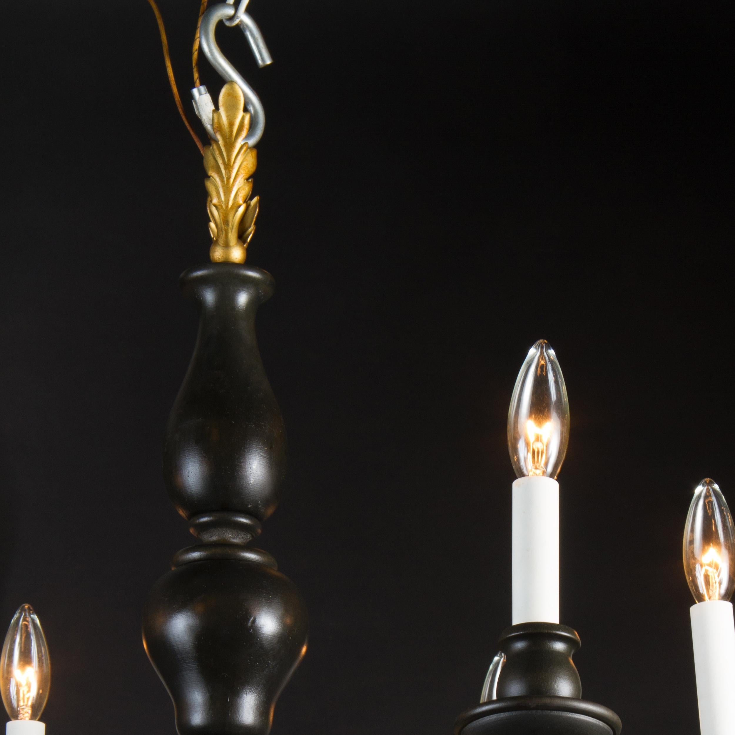Italienischer Kronleuchter aus schwarzem und goldenem Kristall und Holz mit Eisen- und Zinnelementen  (20. Jahrhundert) im Angebot
