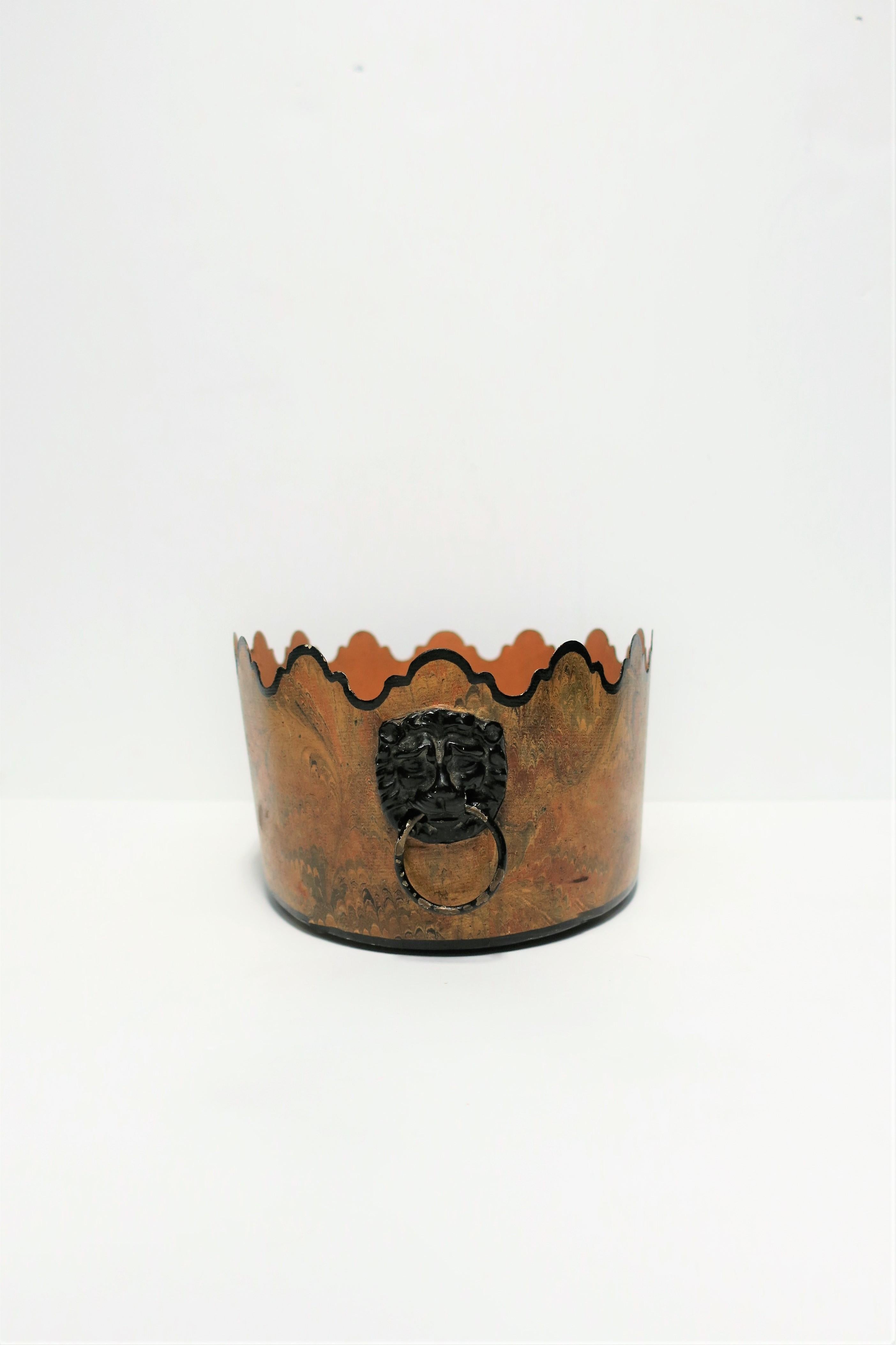 Italian Black and Gold Tole Planter Jardinière with Lion Head Detail In Good Condition In New York, NY