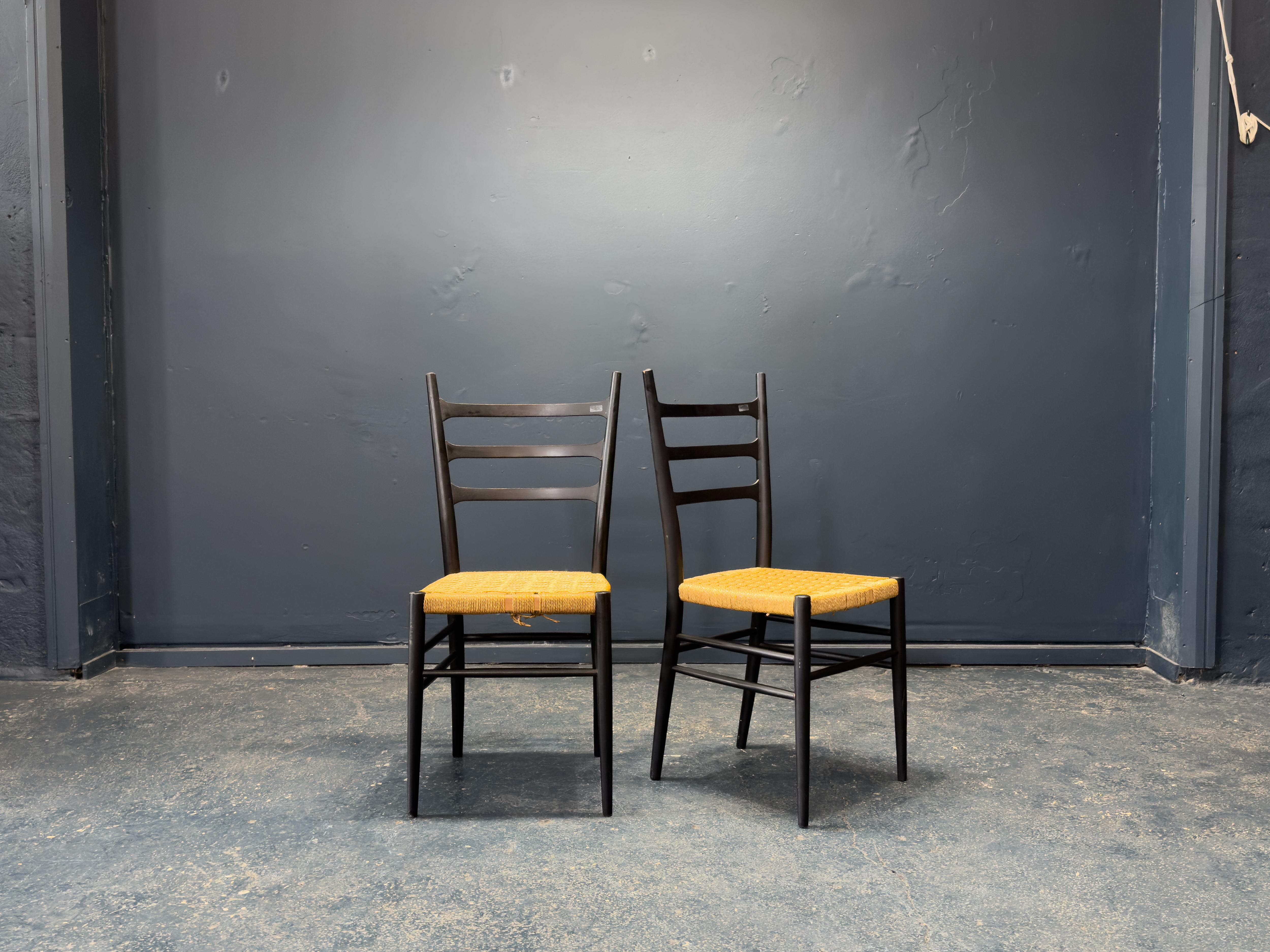 Mid-Century moderno Sedie italiane in nero e seagrass in vendita