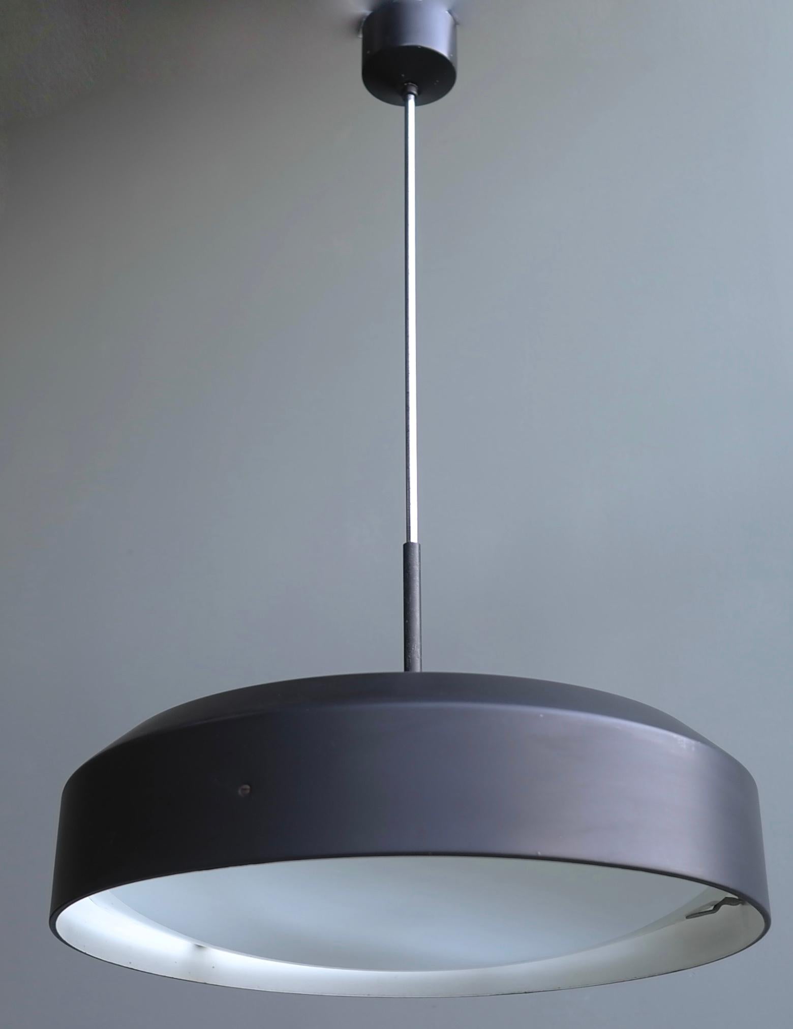 Josef Hurka per Napako Lampadario bianco e nero, metallo, vetro curvo opalino In condizioni buone in vendita a Den Haag, NL