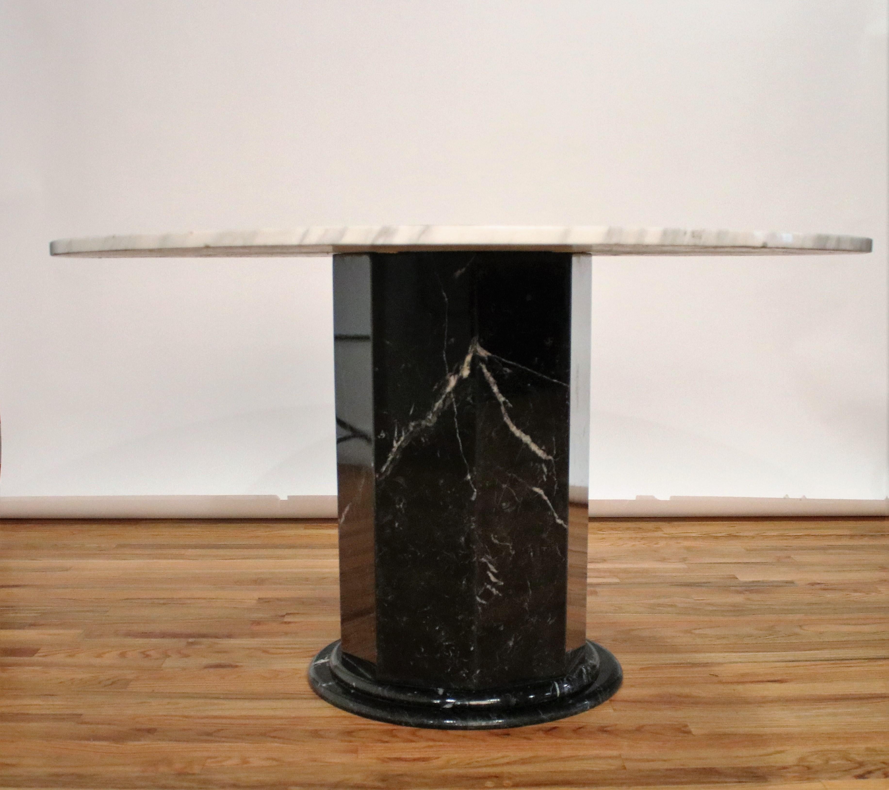 Sockeltisch aus den 1970er Jahren im Stil von Ettore Sottsass mit einem sechseckigen Sockel aus schwarzem italienischem Marmor mit abgerundetem Boden und einer weißen, runden Platte aus italienischem Marmor von 51 Zoll.