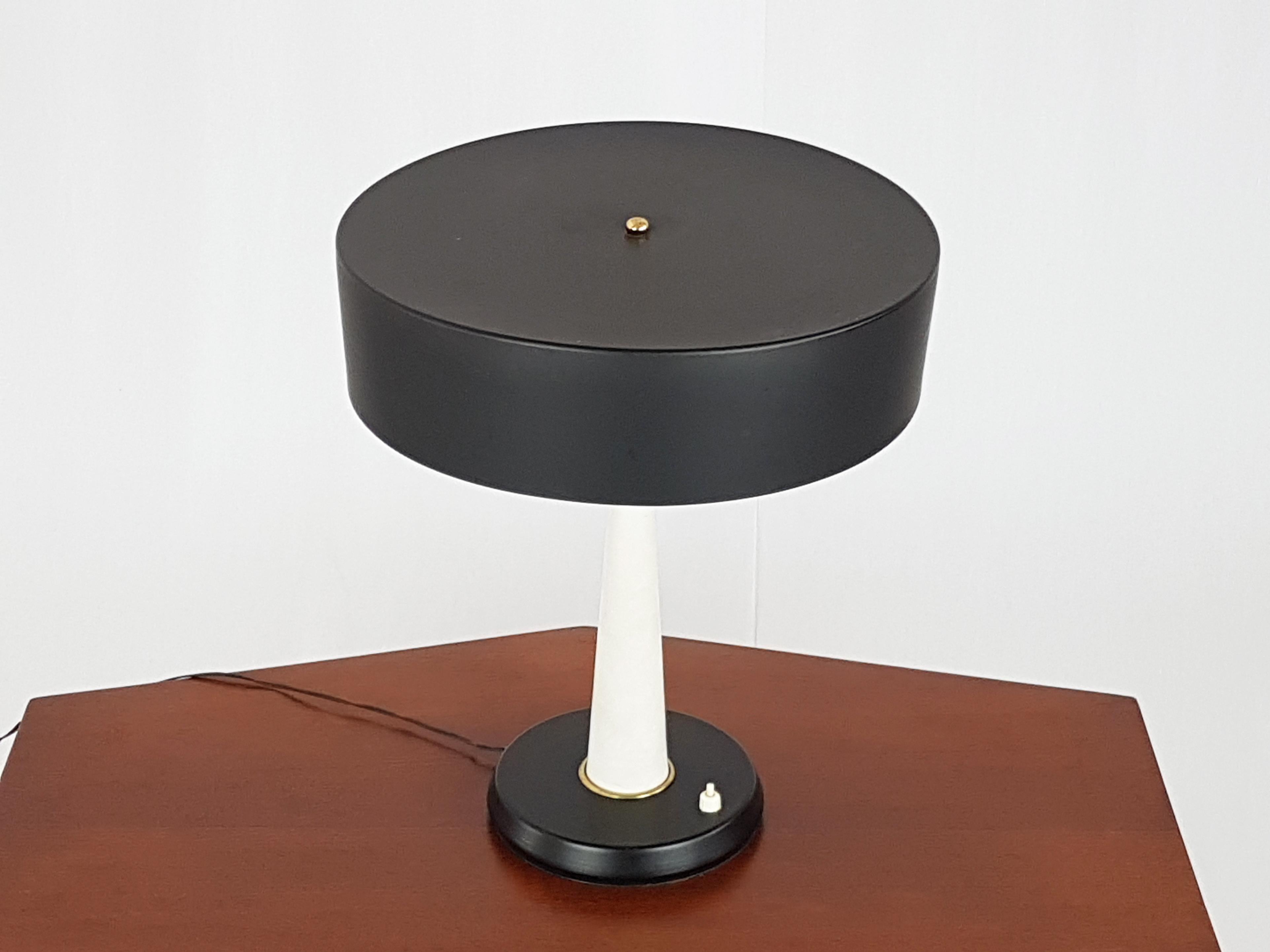 Mid-Century Modern Italian Black and White Metal and Brass Midcentury Table Lamp For Sale