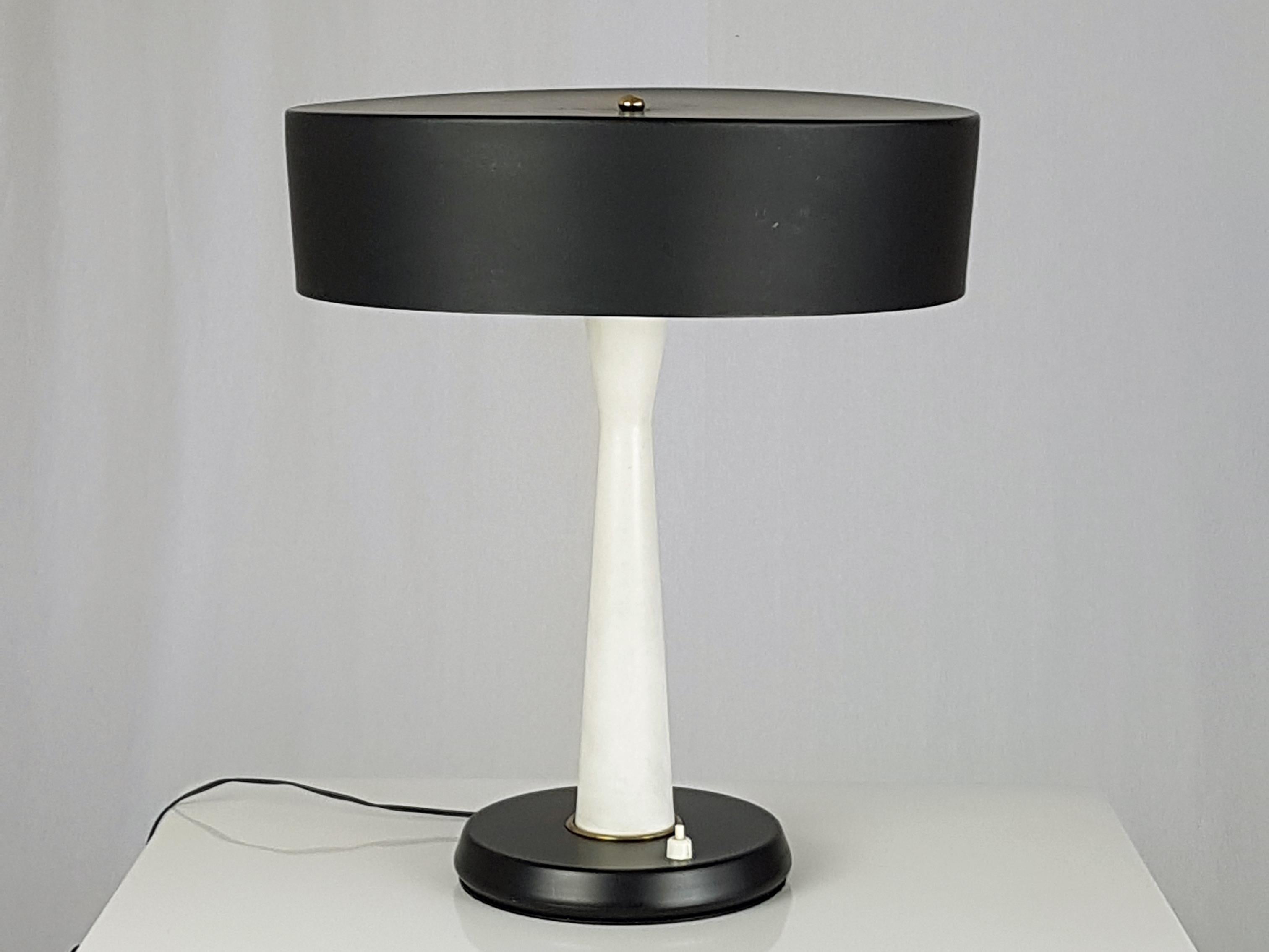 Italian Black and White Metal and Brass Midcentury Table Lamp In Good Condition For Sale In Varese, Lombardia