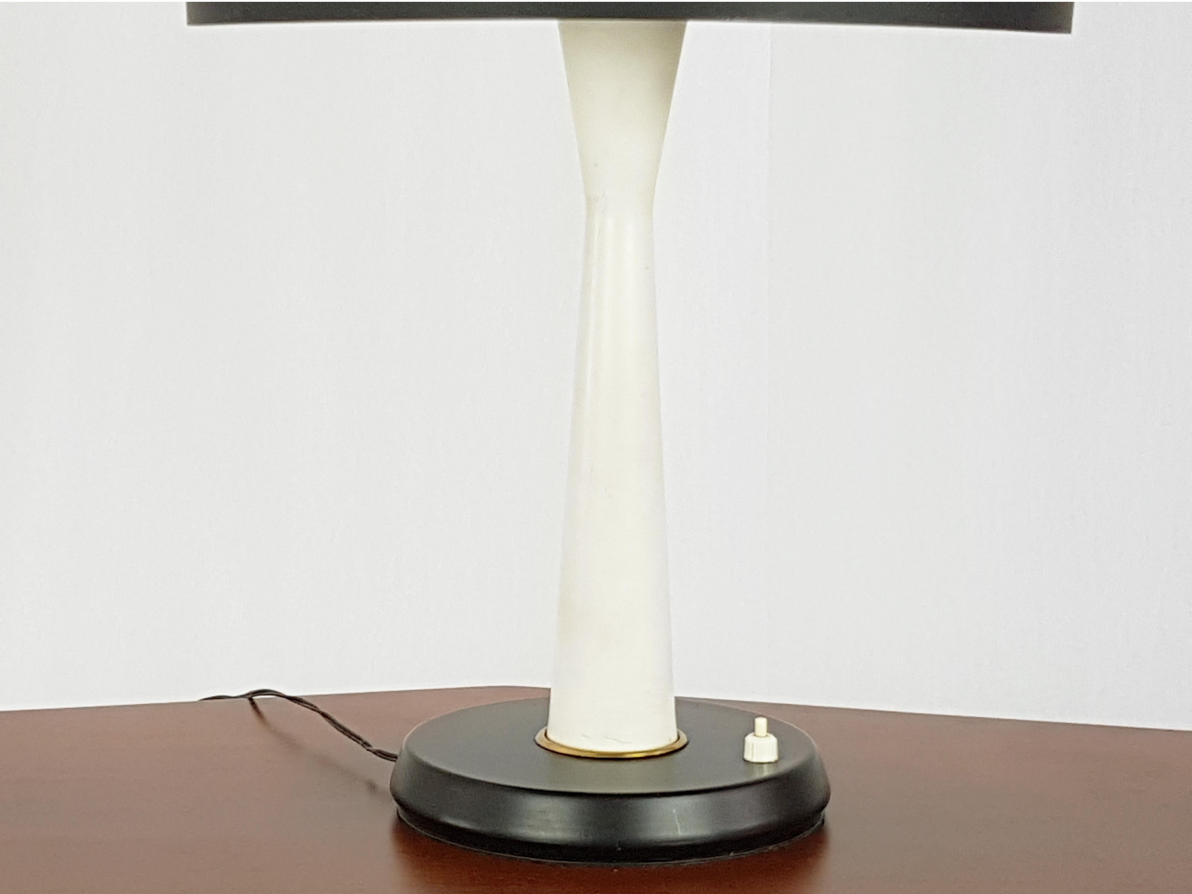 20ième siècle Lampe de table italienne du milieu du siècle en métal et laiton noir et blanc en vente