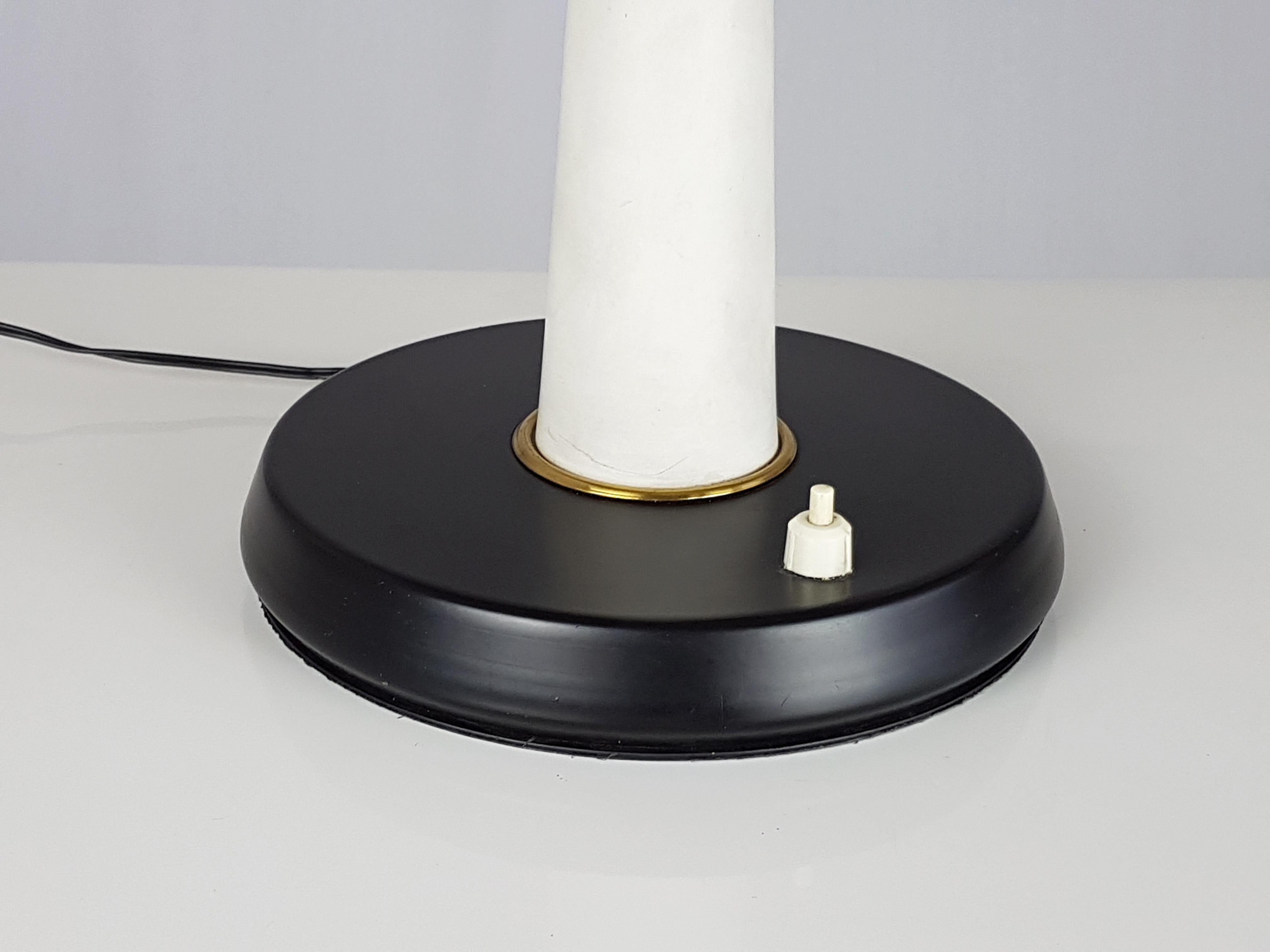 Italian Black and White Metal and Brass Midcentury Table Lamp For Sale 1