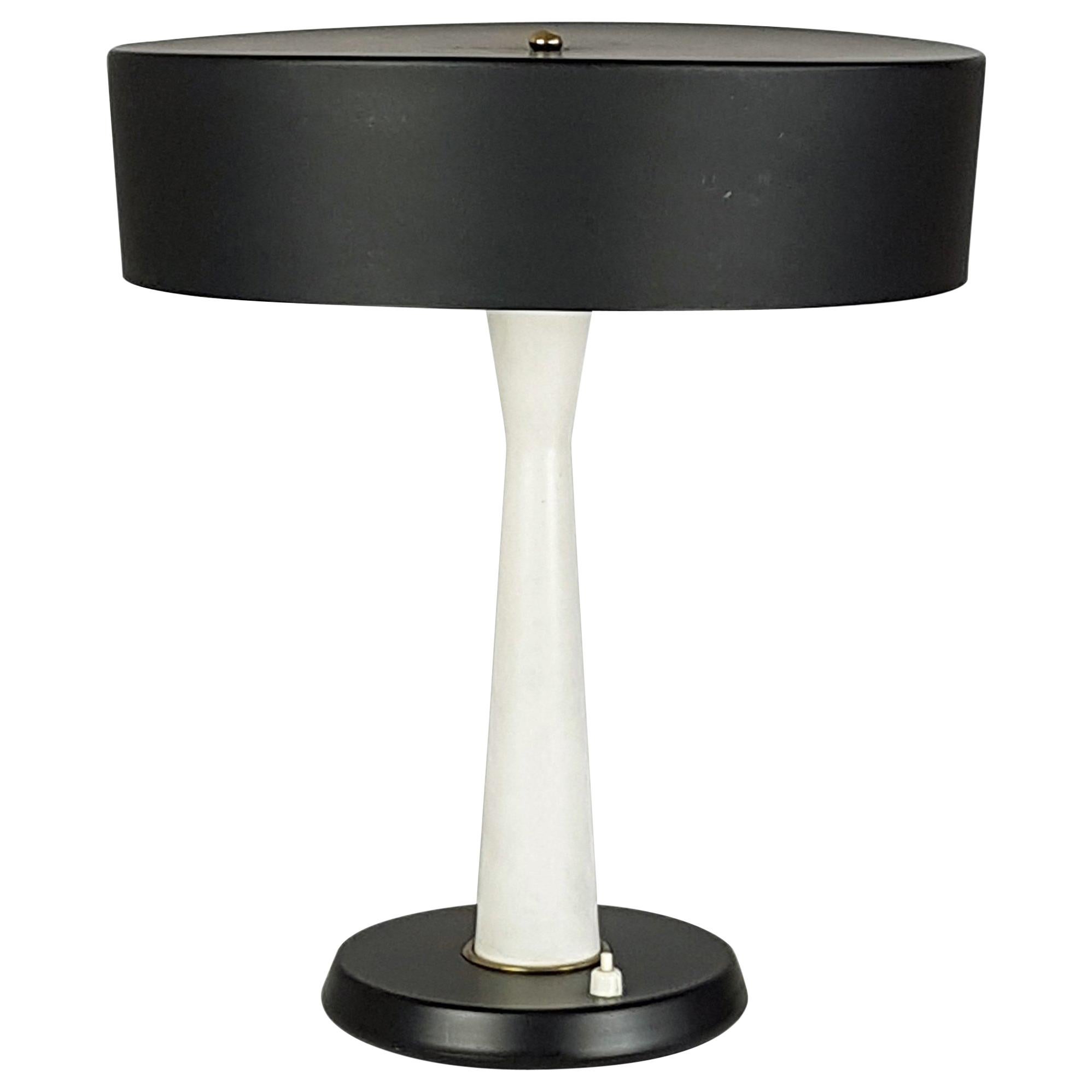 Lampe de table italienne du milieu du siècle en métal et laiton noir et blanc en vente
